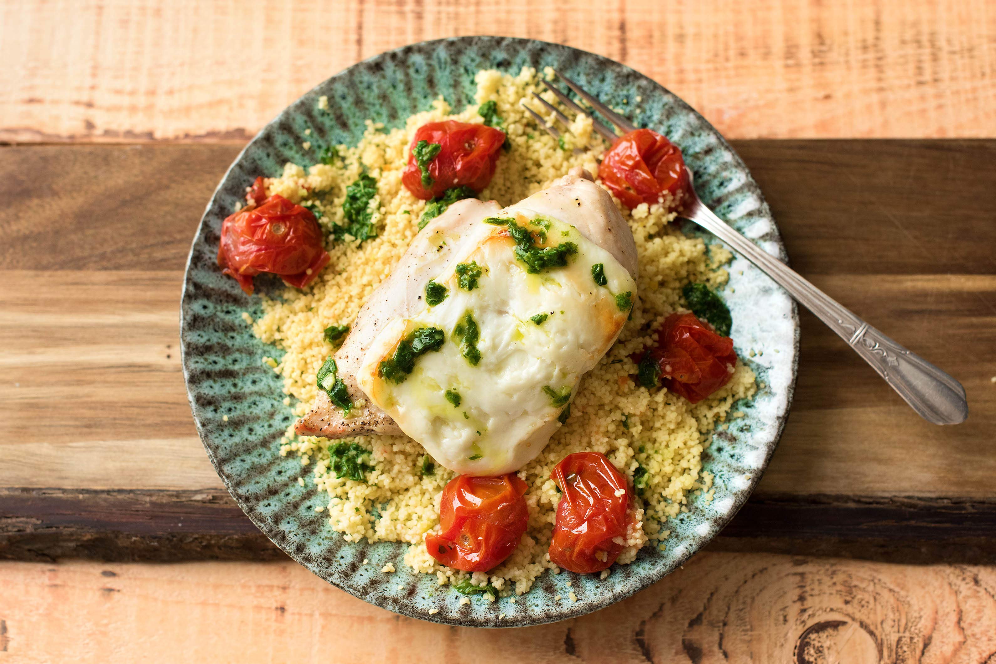 Schnelle OfenPouletBrust mit Halloumi auf Couscous Rezept HelloFresh