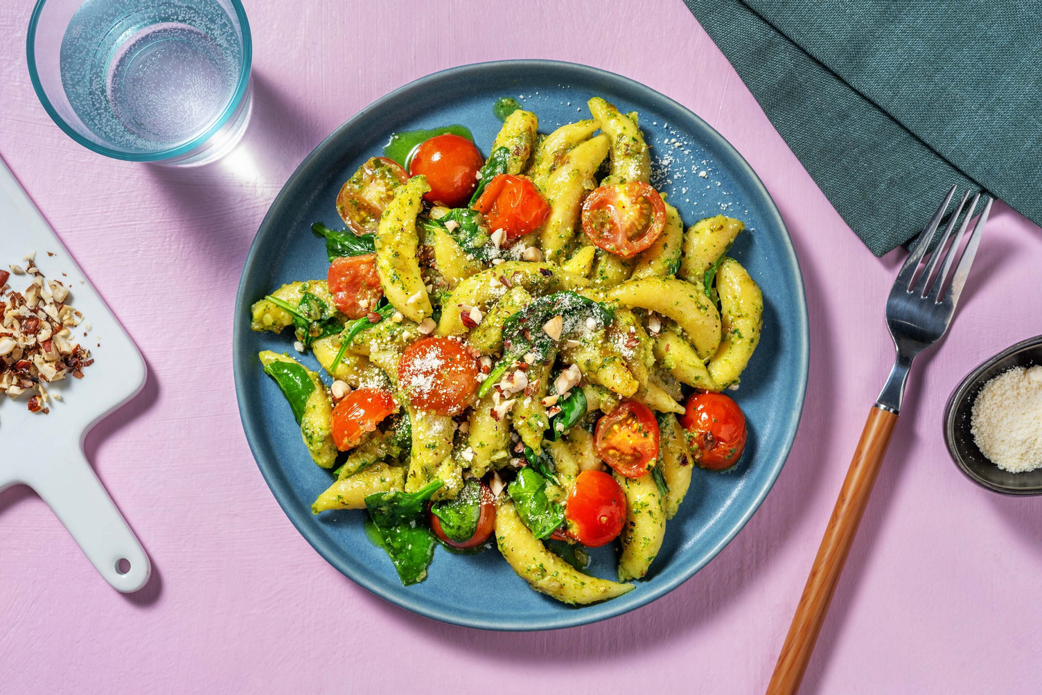 Schupfnudeln mit Haselnuss-Petersilien-Pesto Rezept | HelloFresh