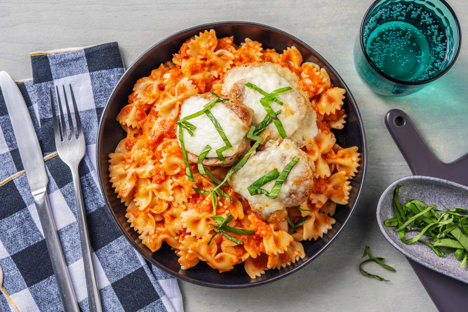 Schweinefilet mit Mozzarella-Haube Rezept | HelloFresh