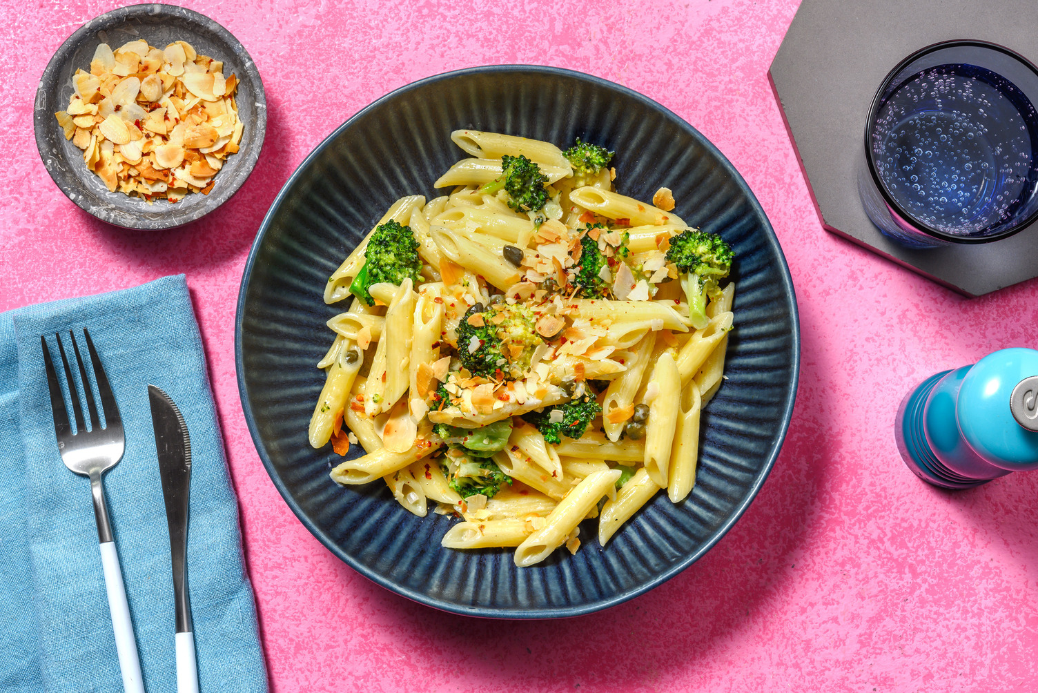 Skandi Kapern-Penne mit Mandel-Chili-Topping Rezept | HelloFresh