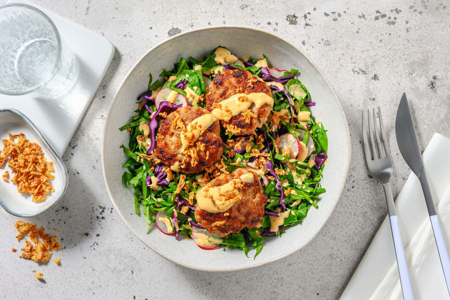 Mini galettes de haché de protéines à base de plantes et vinaigrette
