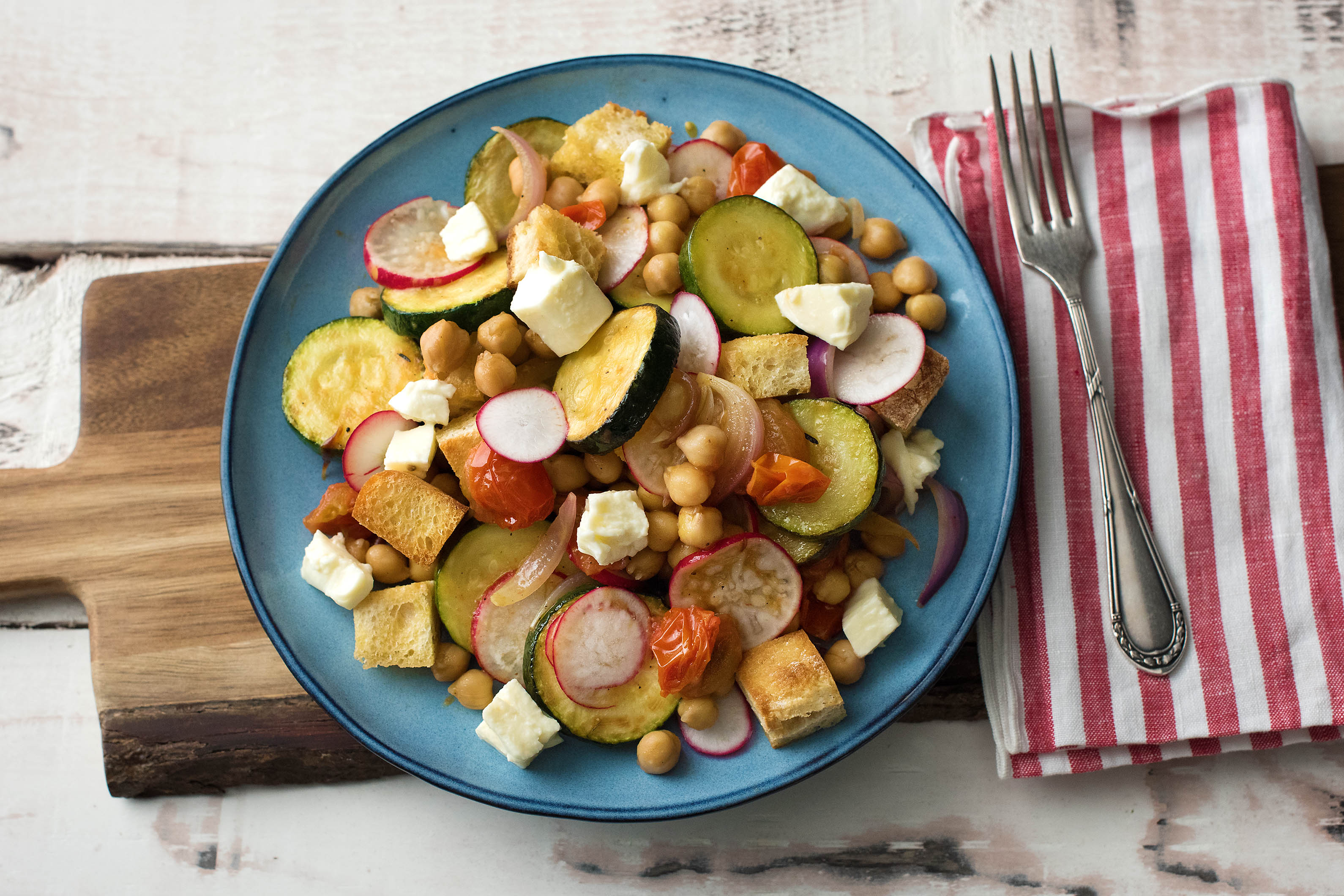 Sommerlicher Brotsalat mit Mozzarella und Radieschen Rezept | HelloFresh