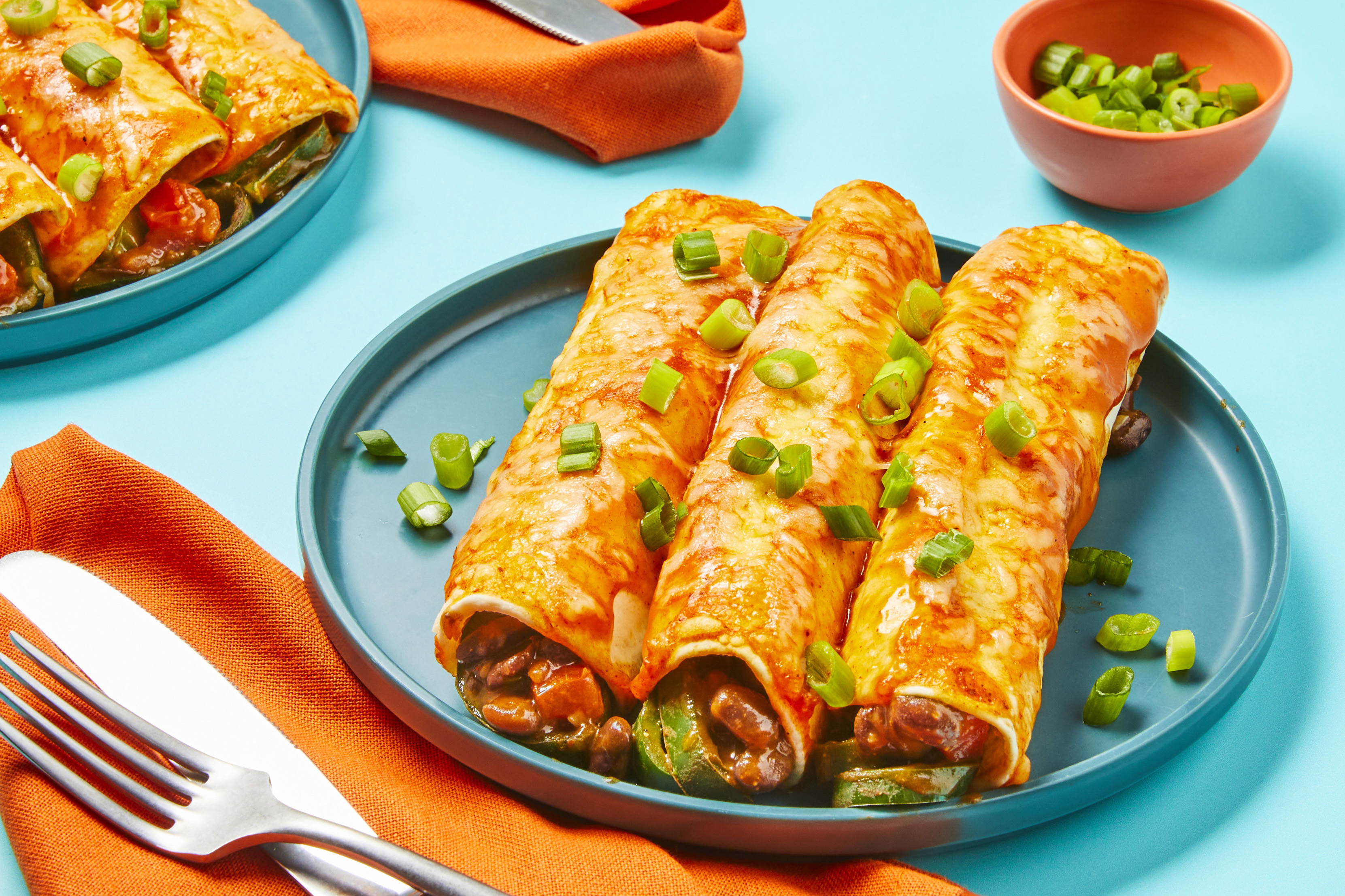 https://img.hellofresh.com/hellofresh_s3/image/spicy-tex-mex-black-bean-enchiladas-b47b139c.jpg