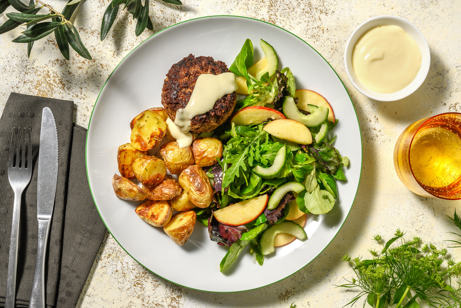 Steak haché et sauce au camembert Recette | HelloFresh