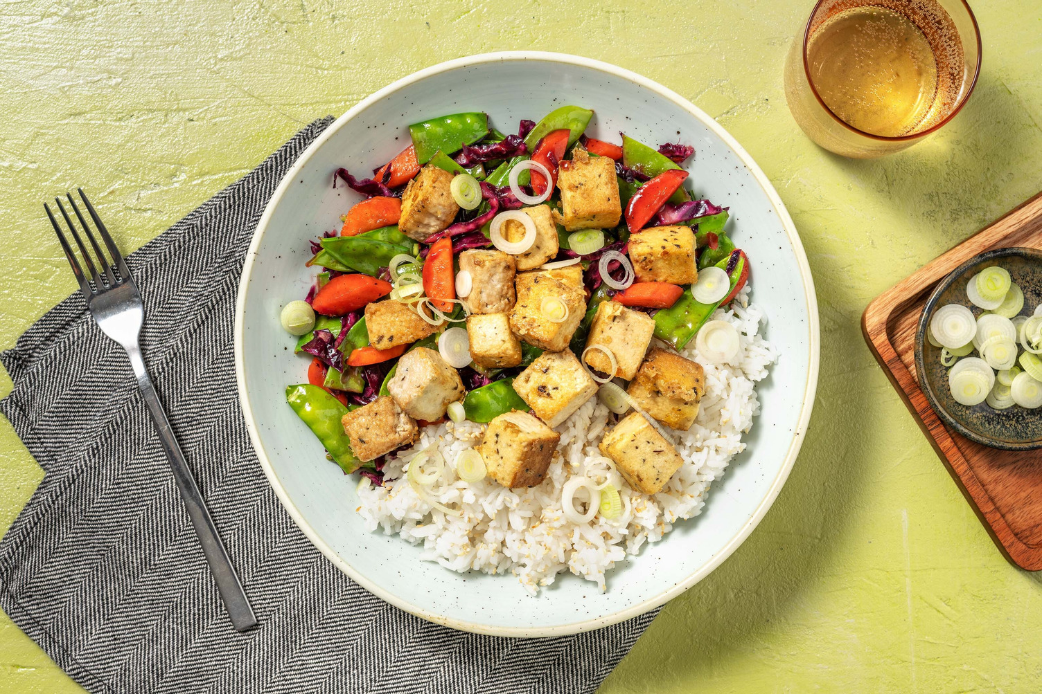 Stir Fry mit Sticky Tofu, Rotkohl &amp; Kefen Rezept | HelloFresh