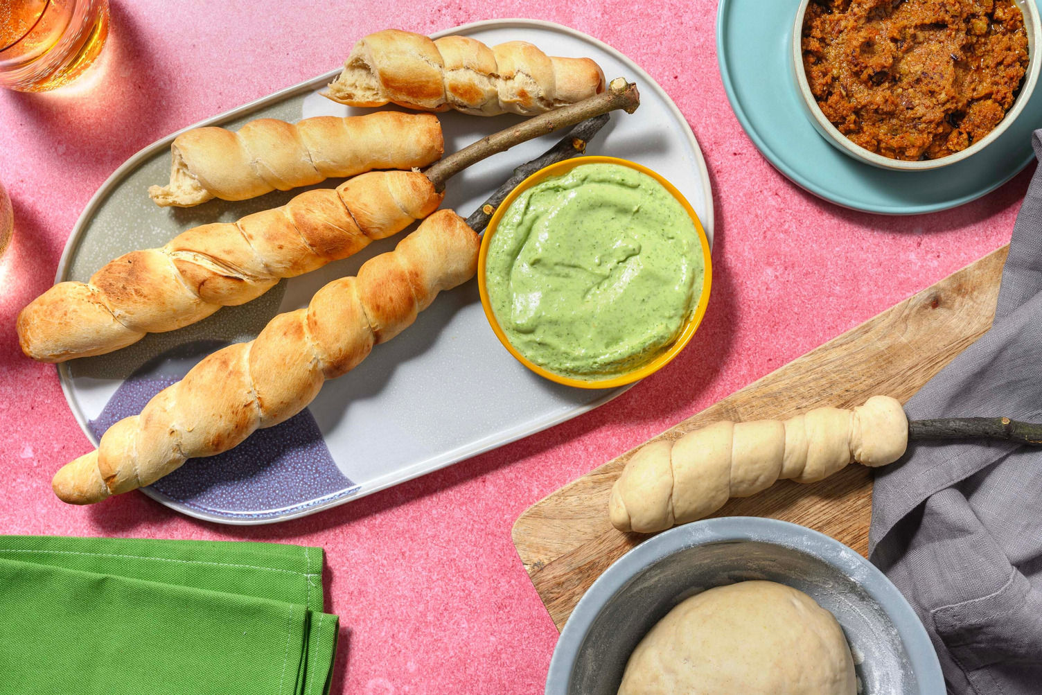 Stockbrot am Feuer Rezept | HelloFresh