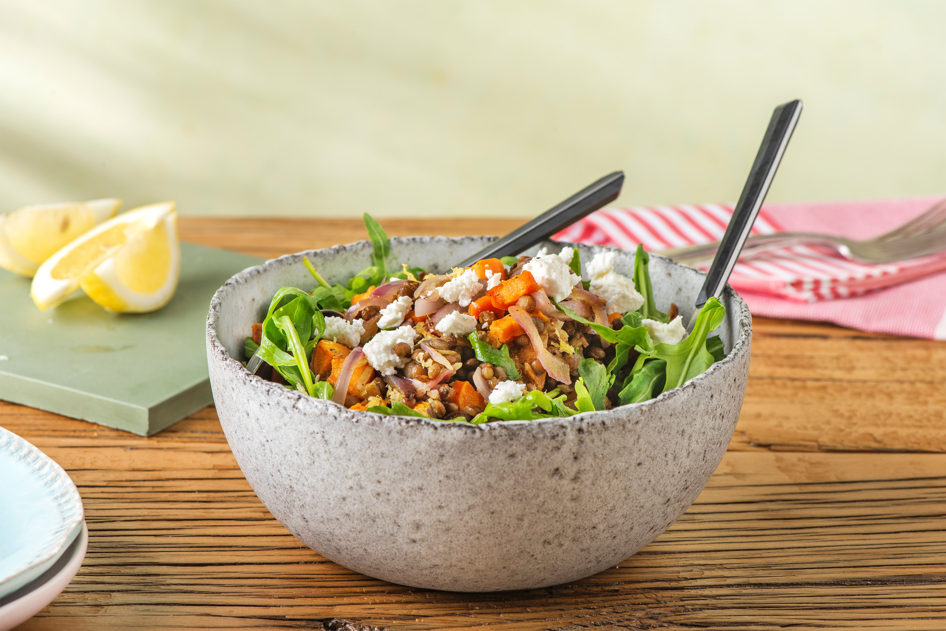 Süßkartoffelsalat mit Hirtenkäse &amp; Linsen Rezept | HelloFresh