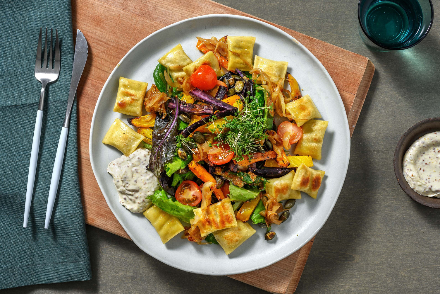 Vegane Maultaschen auf Wurzelgemüse-Salat Rezept | HelloFresh