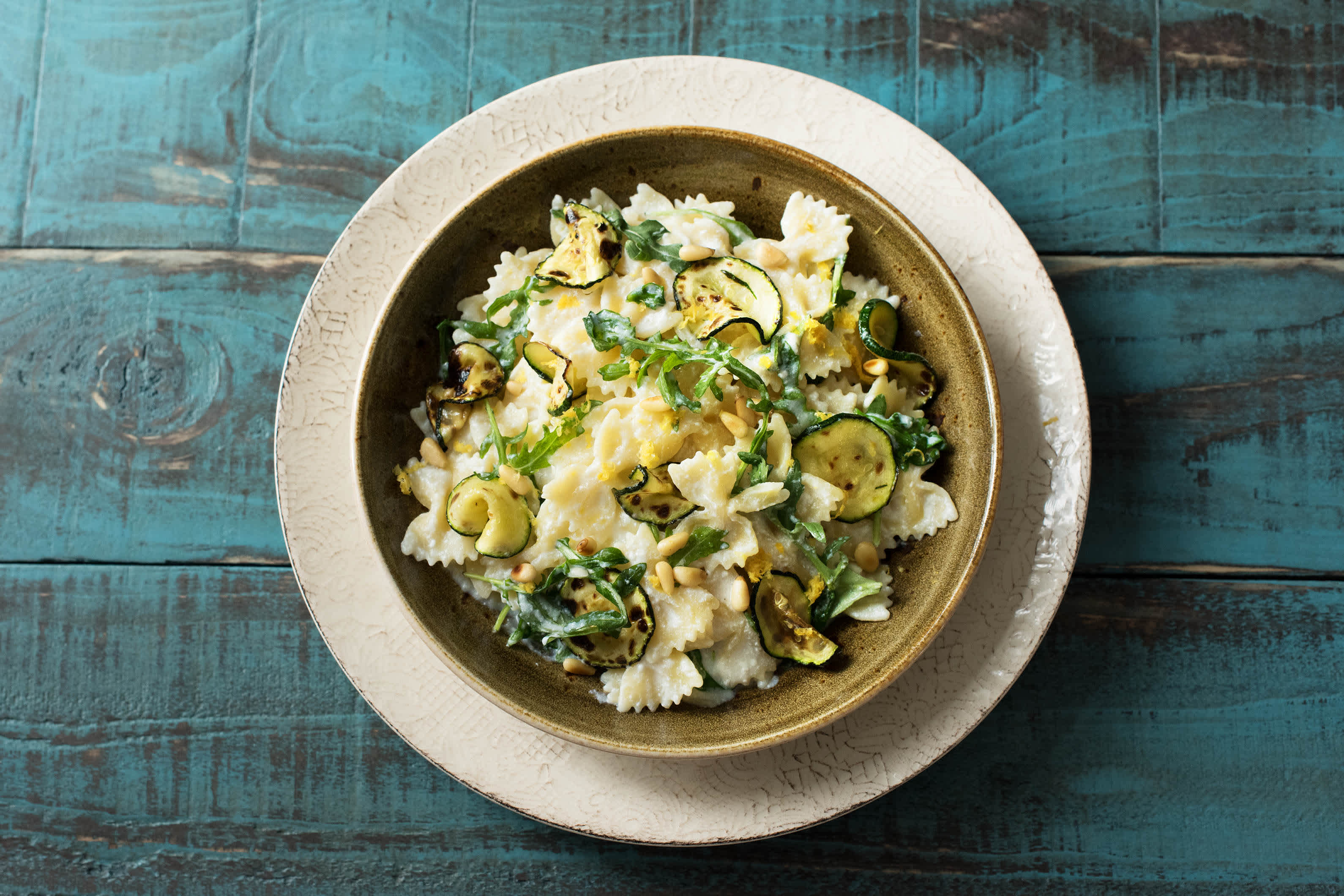 Zitrus-Rucola-Farfalle mit gegrillter Zucchini Rezept | HelloFresh