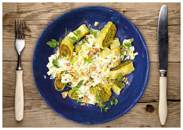 Braun gebratene Gemüsemaultaschen in feiner Porree-Frischkäsesoße