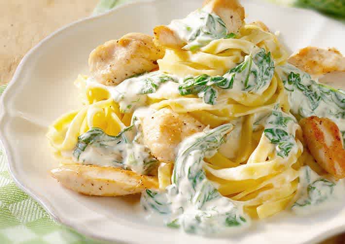 Hähnchenfilet mit Spinatnudeln Rezept | HelloFresh