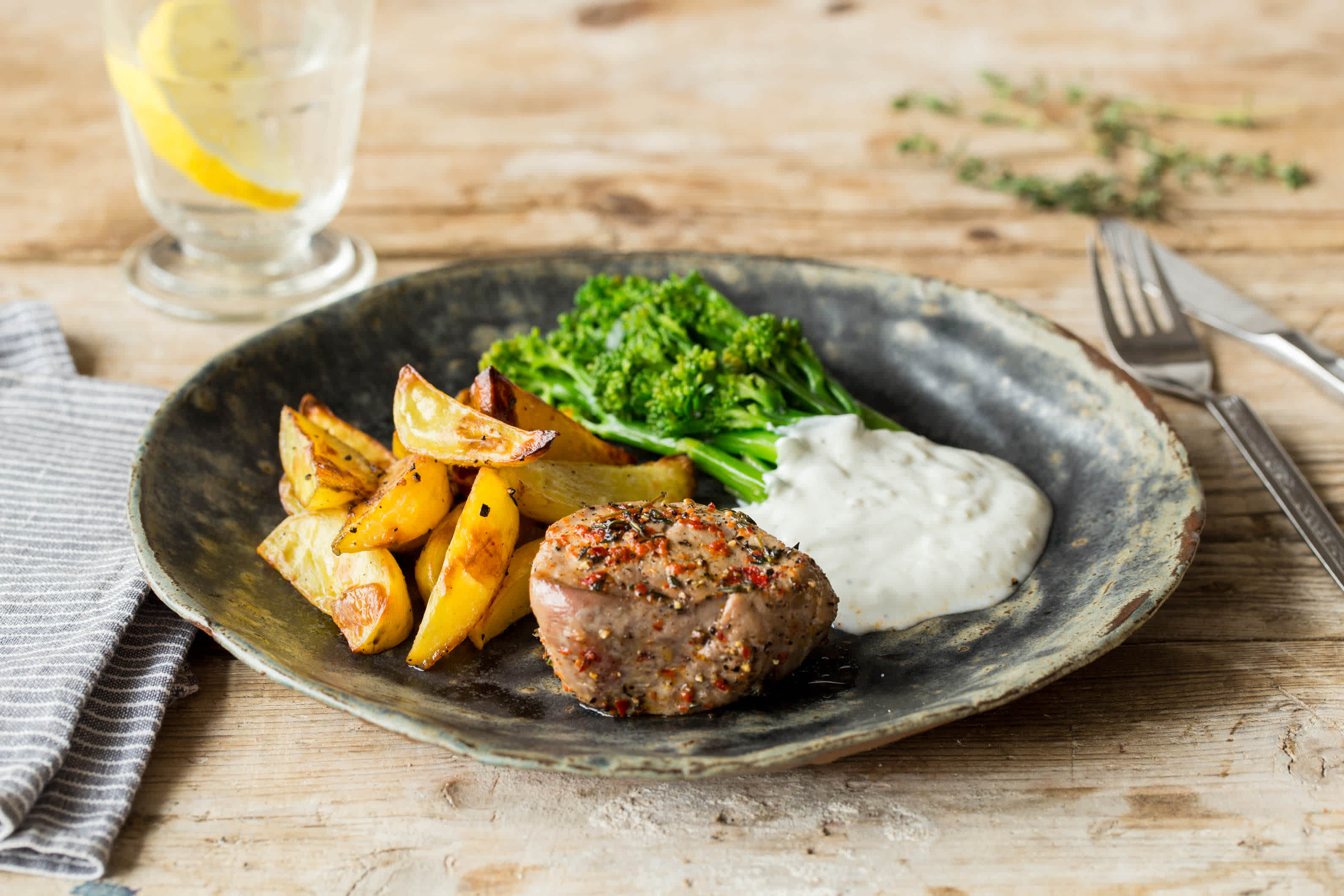 Schweinefilet in Thymian-Chili-Marinade Rezept | HelloFresh