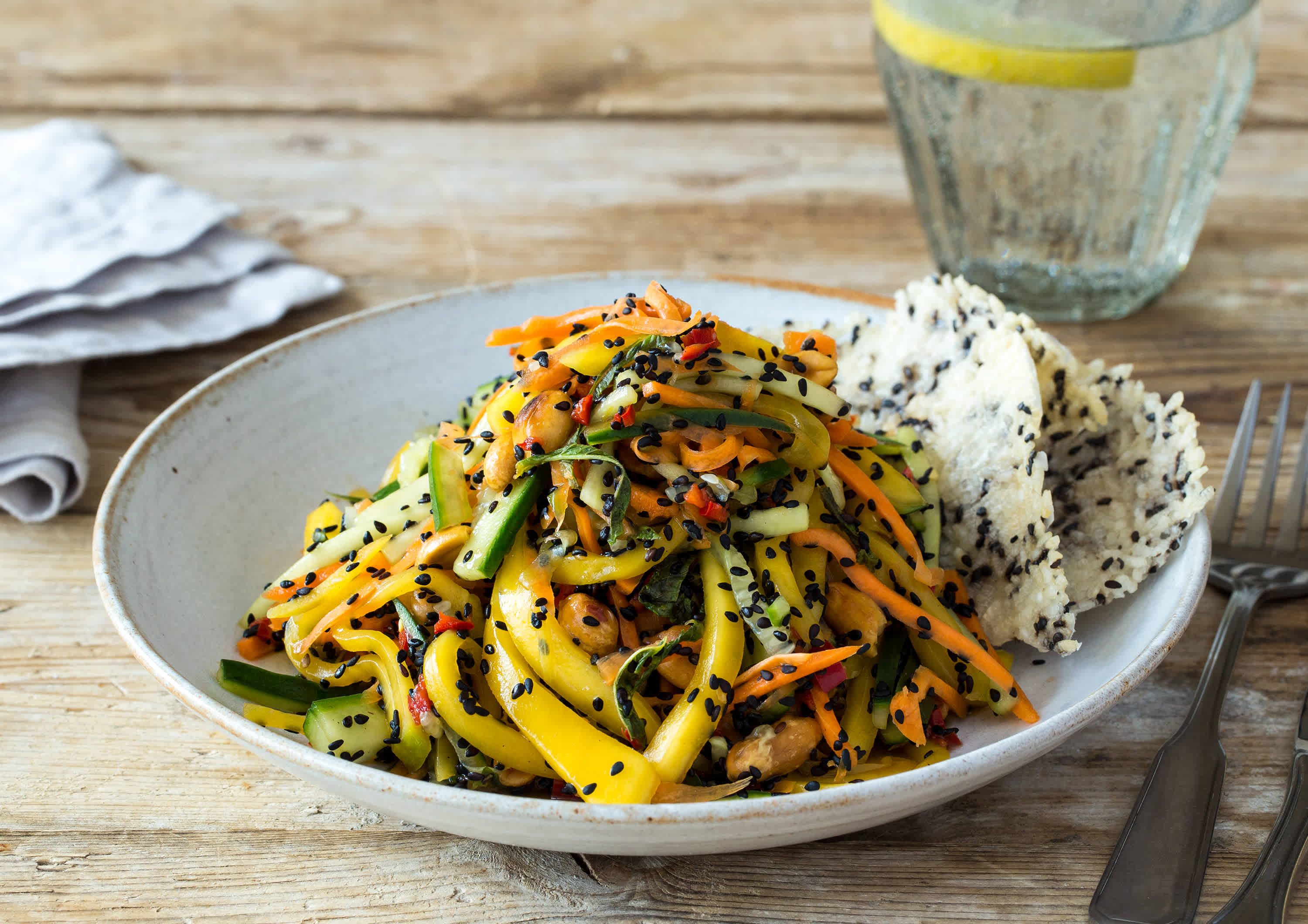 Knackiger, asiatischer Mango-Salat Rezept | HelloFresh