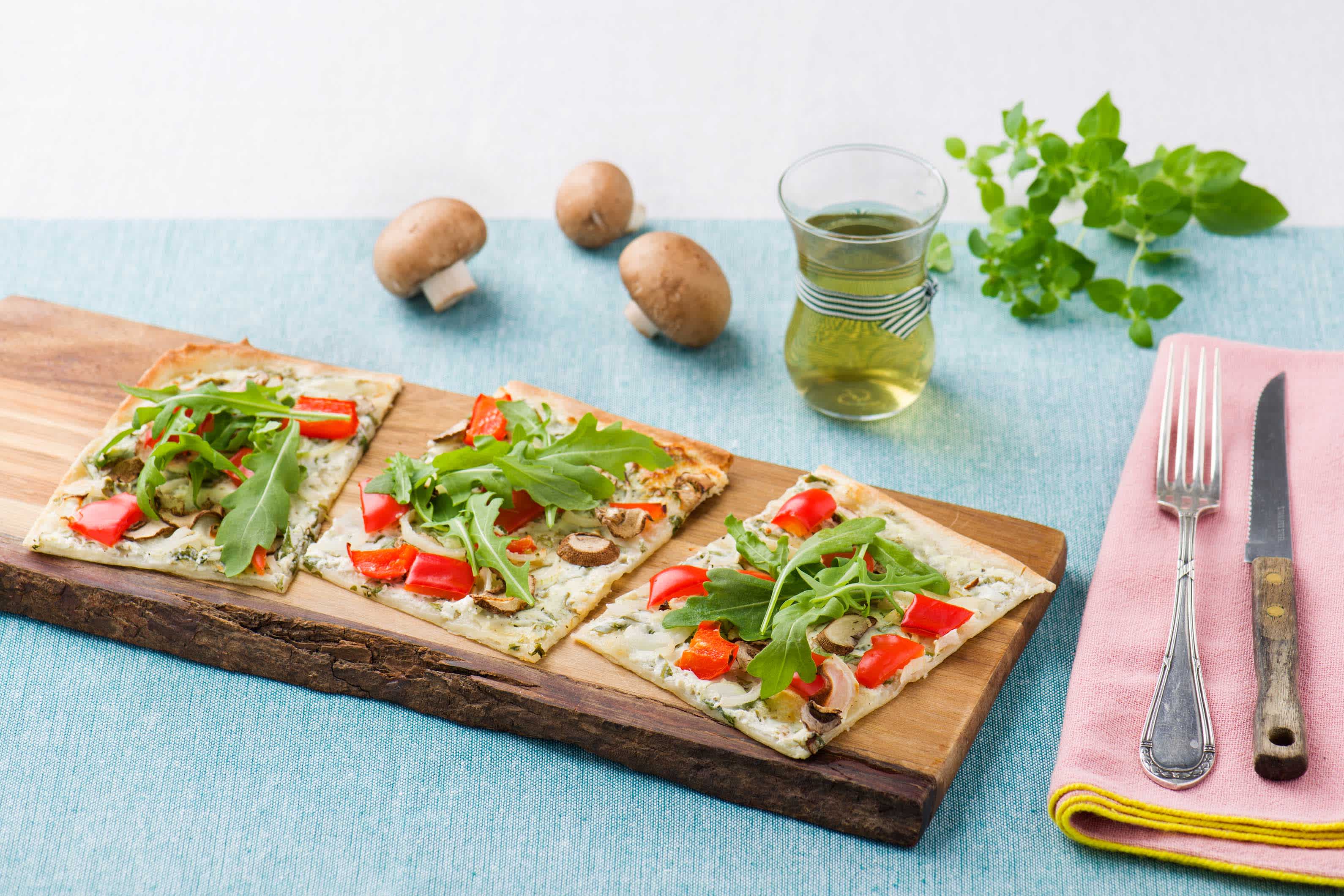 Herzhafter Gemüse-Flammkuchen Rezept | HelloFresh