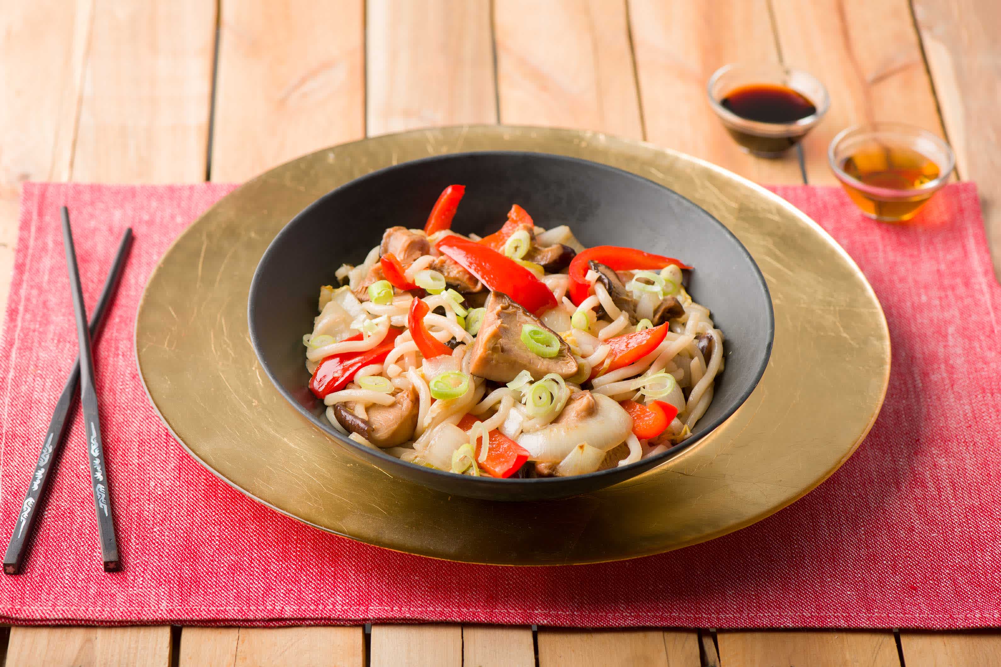 Japanische Yaki Udon-Pfanne mit Shiitake-Pilzen, Rezept | HelloFresh