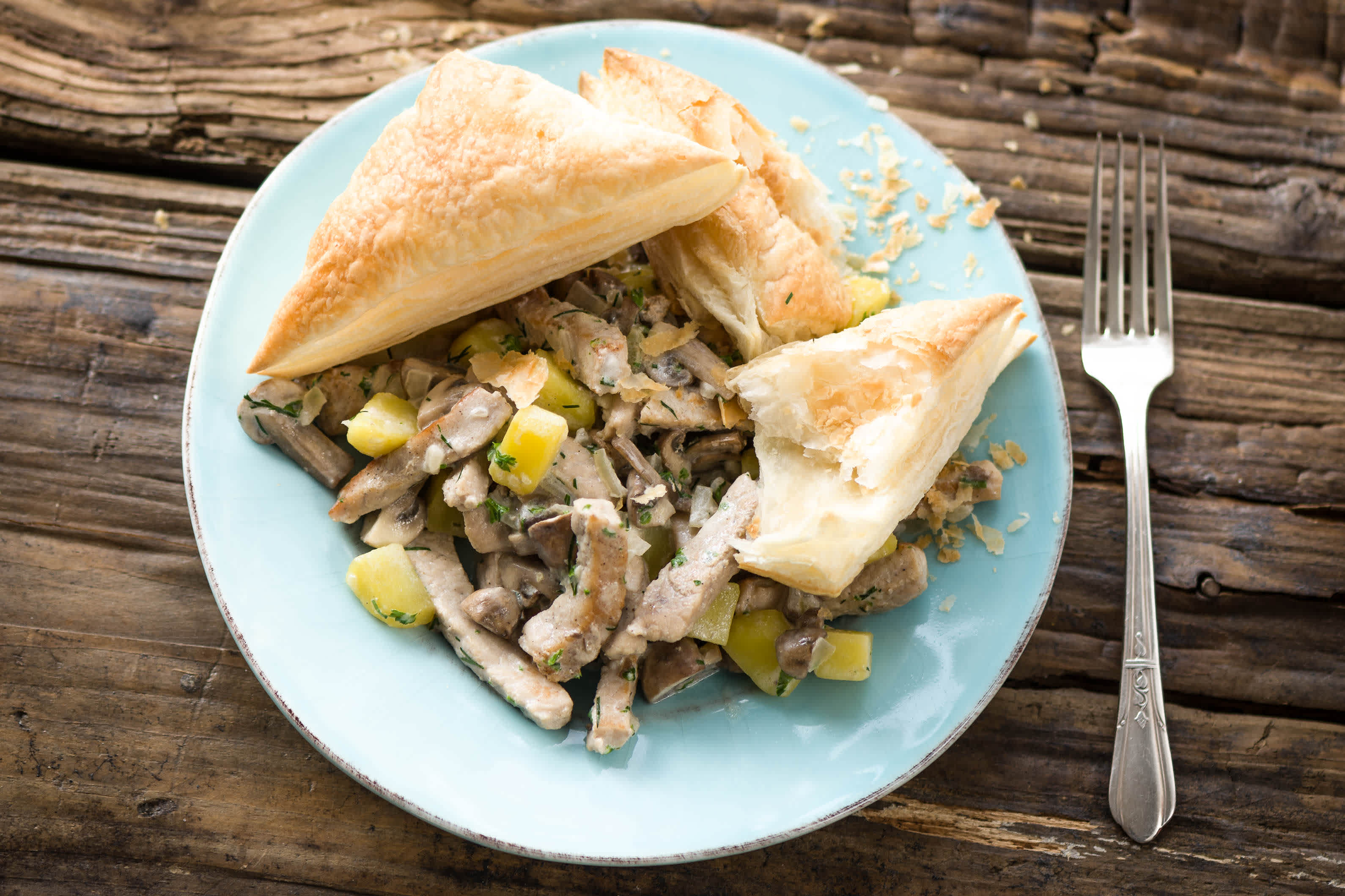 Schweinelachs mit knusprigen Blätterteig-Fleurons Rezept | HelloFresh