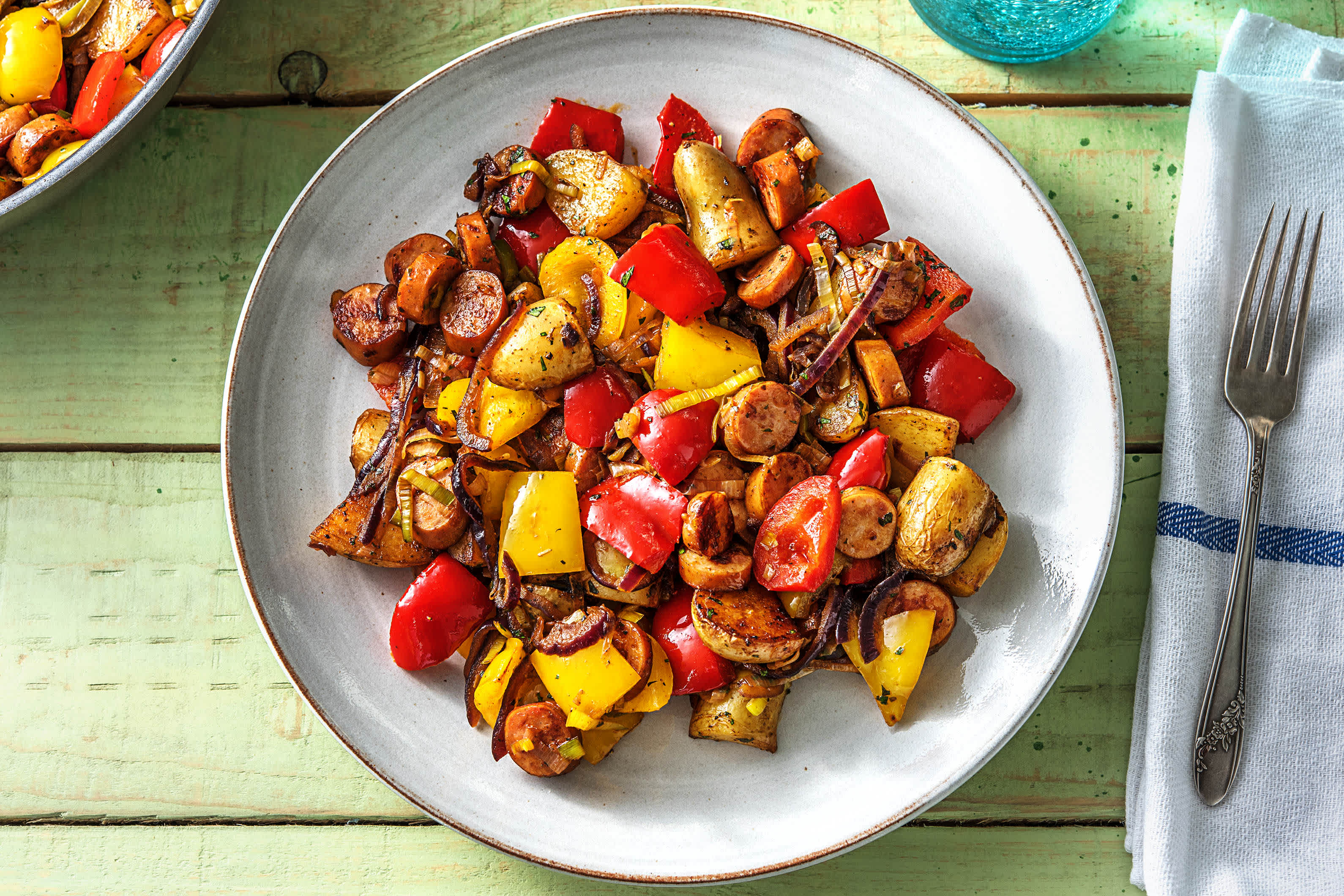 Rauchige Gemüsepfanne mit Krakauern Rezept | HelloFresh