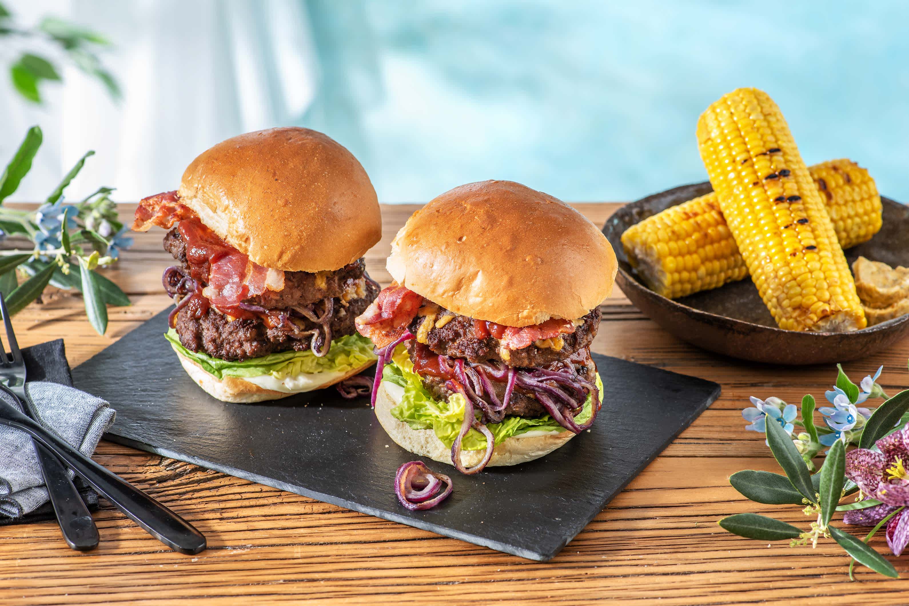 Double Bacon-Cheese-Burger mit Maiskolben