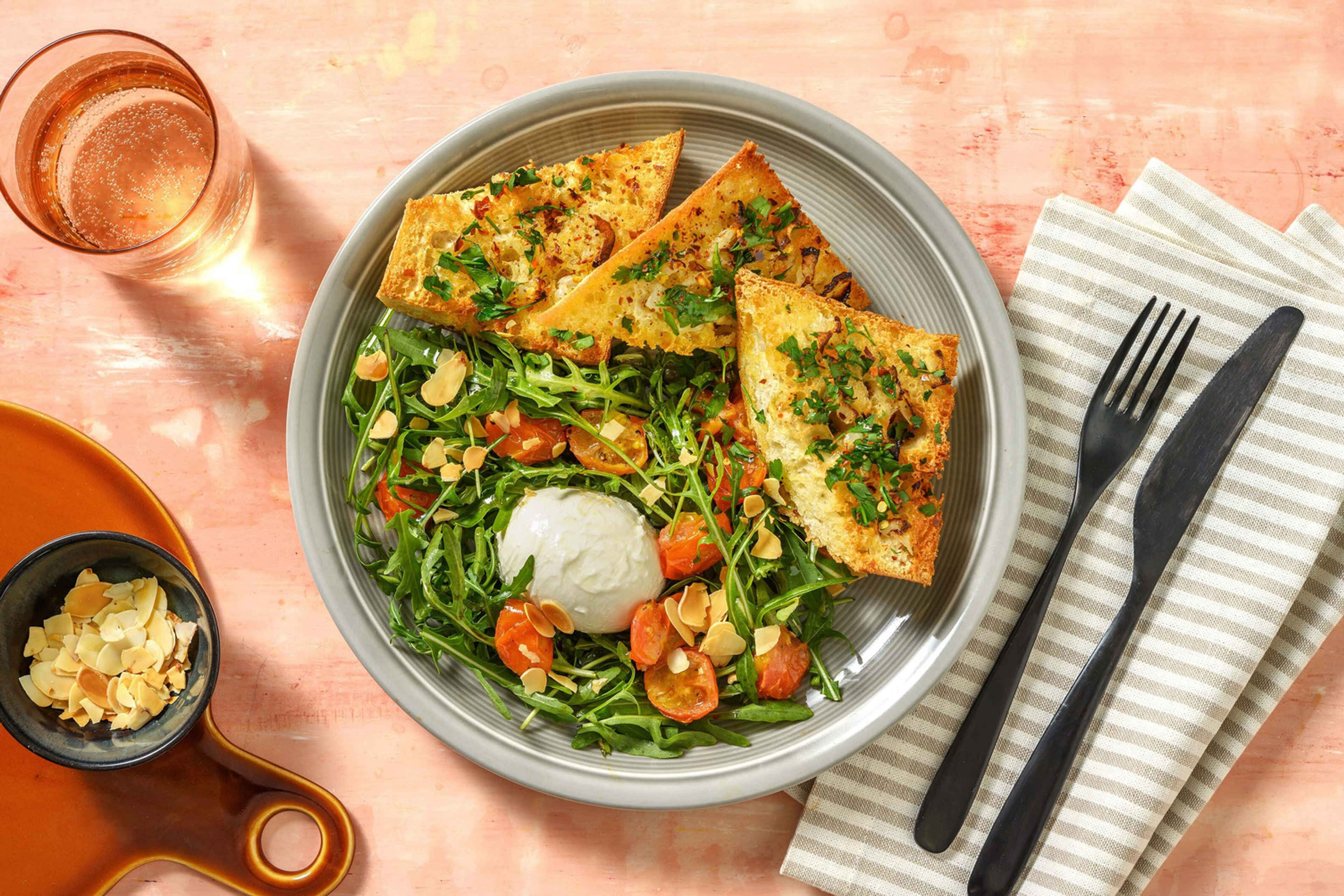 Insalata Caprese! Salat mit Pane Aglio e Olio Rezept HelloFresh