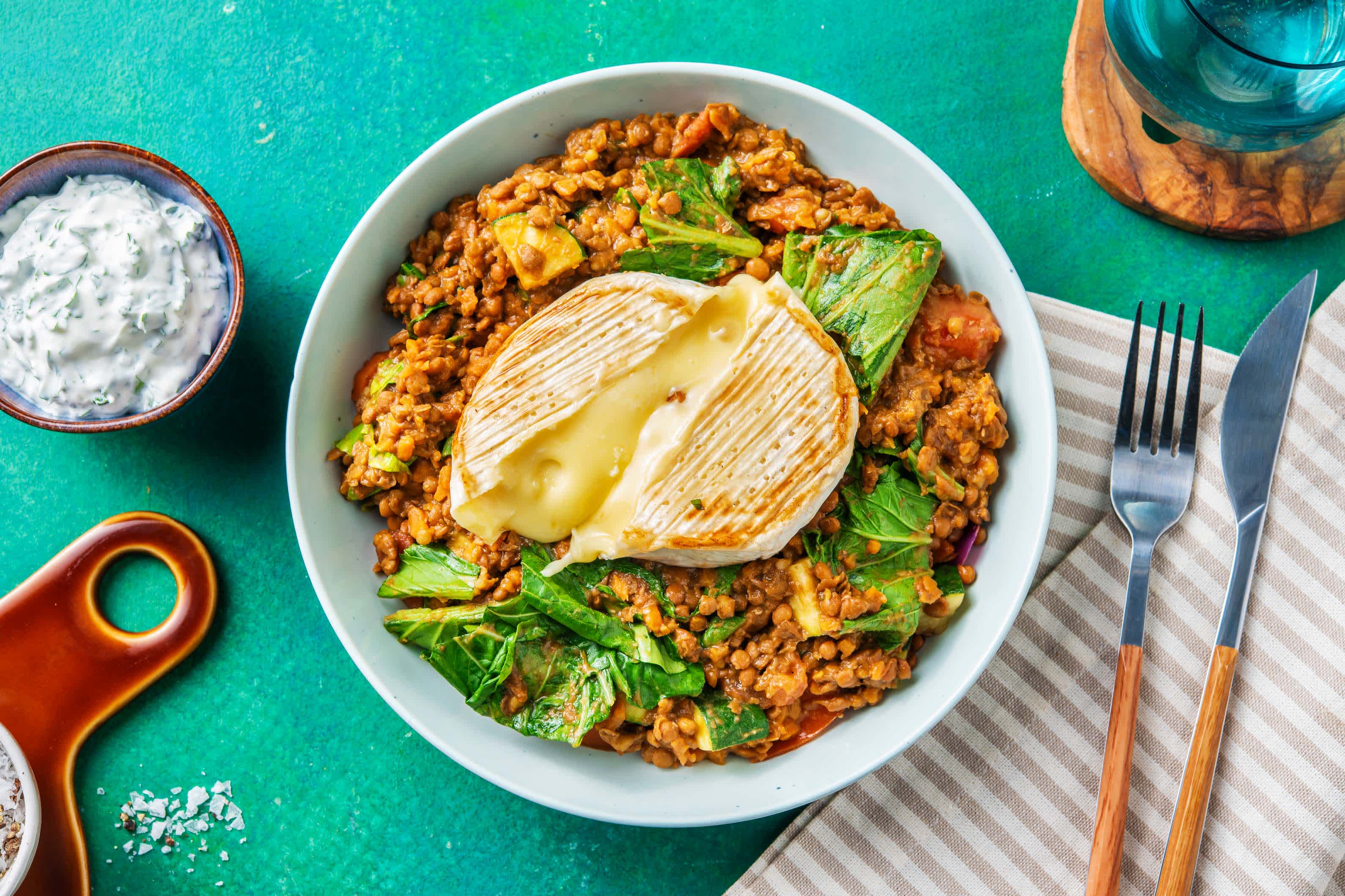 Kräuter-Grillkäse mit Linsengemüse Rezept | HelloFresh