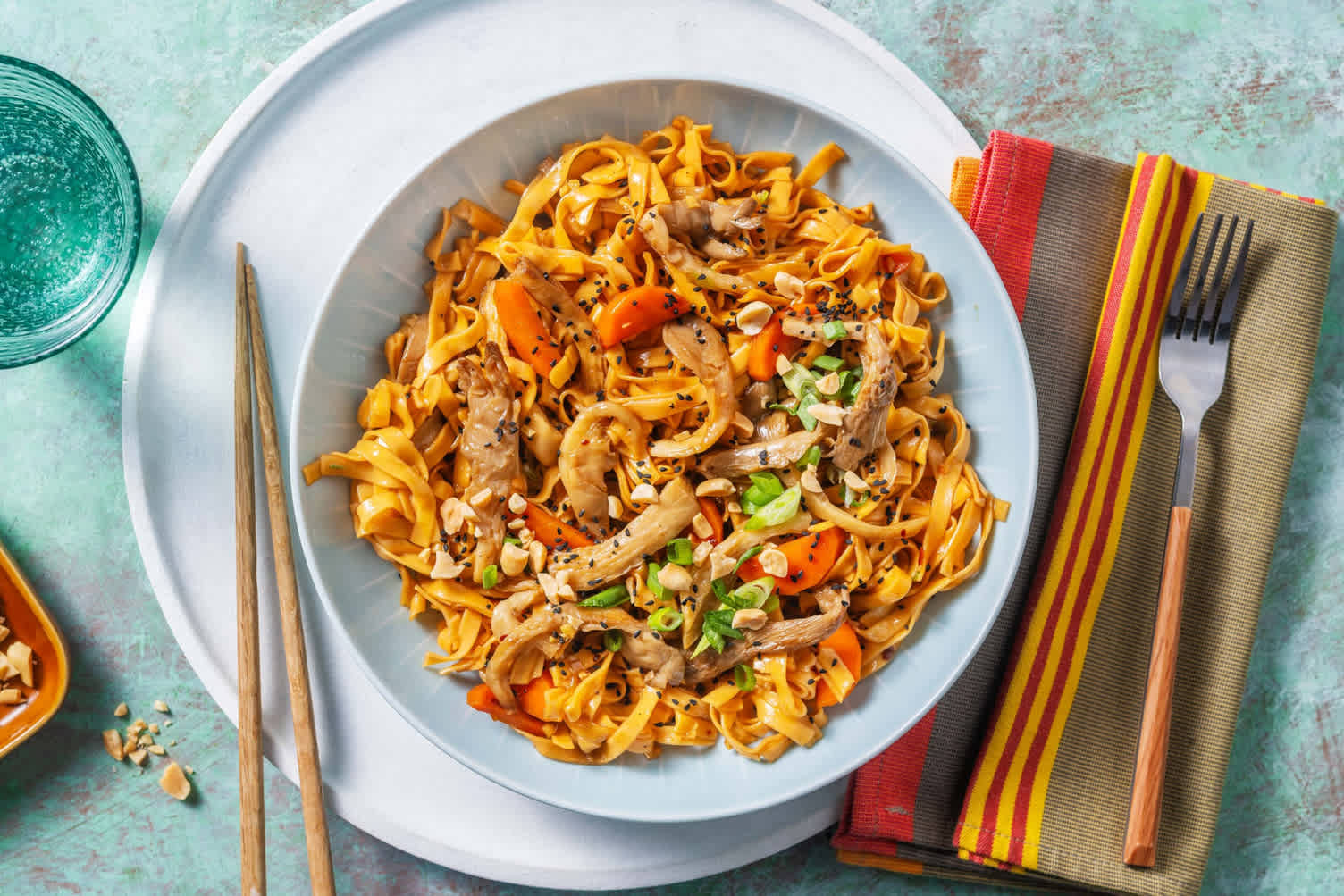 Feurige Nigella-Chilinudeln mit Pulled Mushrooms