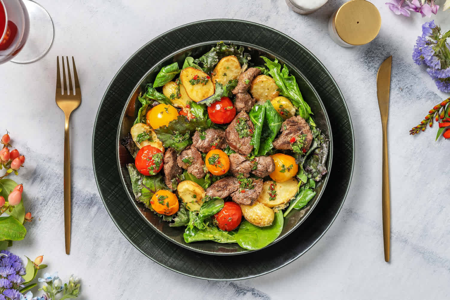 Rinderfiletspitzen mit Chimichurri auf Salatbett Rezept | HelloFresh