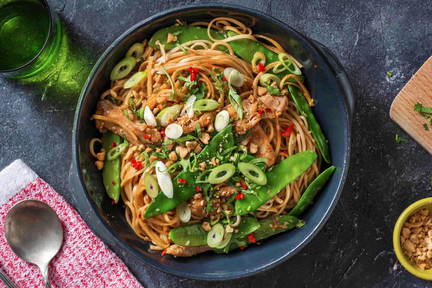 Asiatisk kyckling med nudlar, sockerärtor och jordnötter Recept