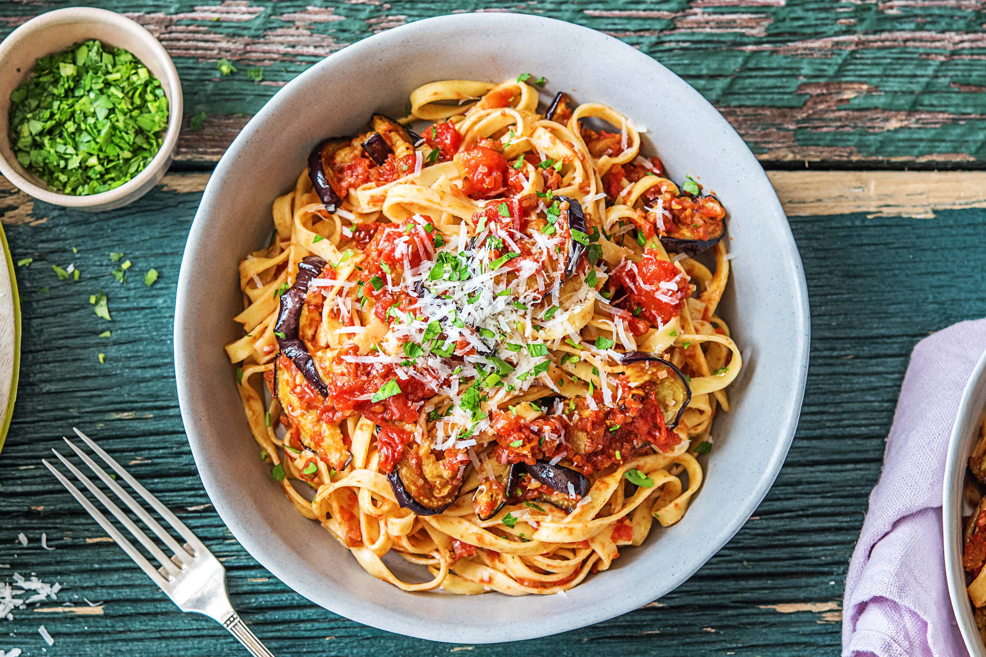 Tagliatelle mit Auberginen-Tomaten-Sauce