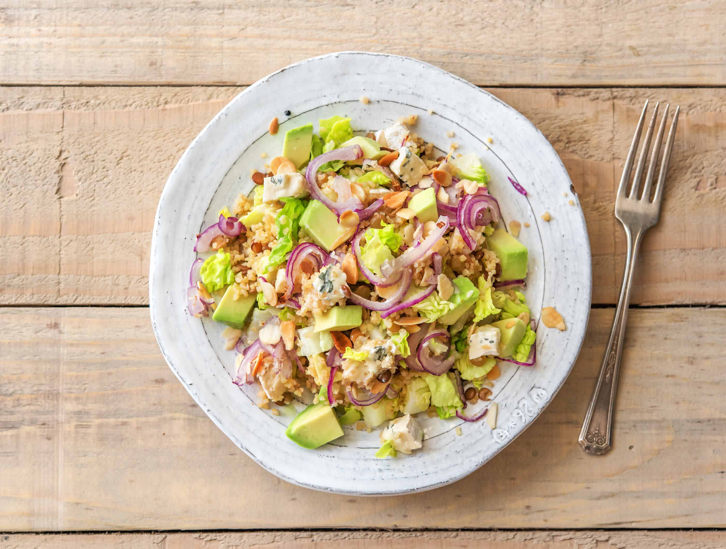 Bulgur-linzensalade met avocado, blauwe kaas en amandelen