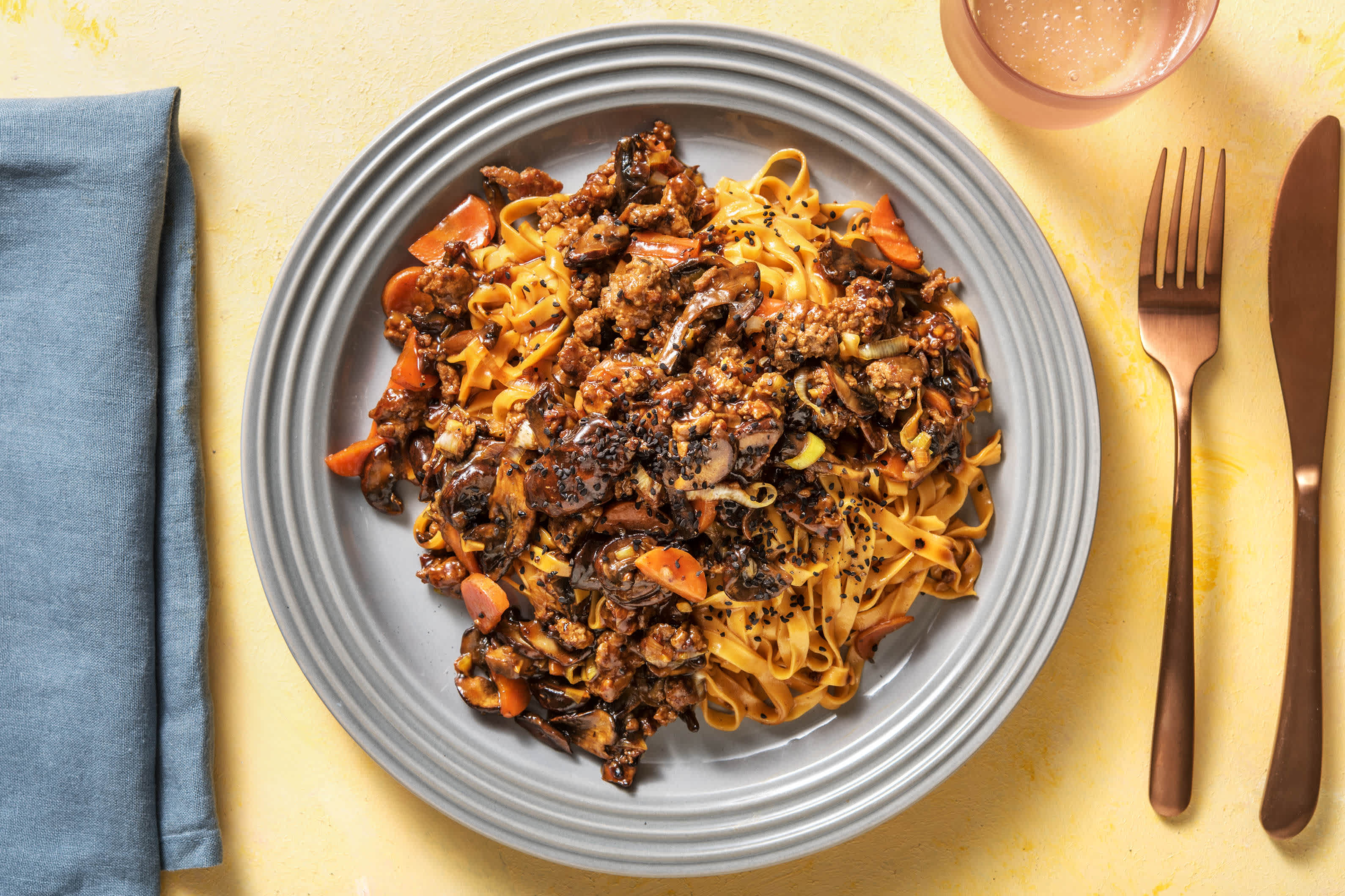 Chilinudeln mit Rinderhack und Hoisin Rezept | HelloFresh