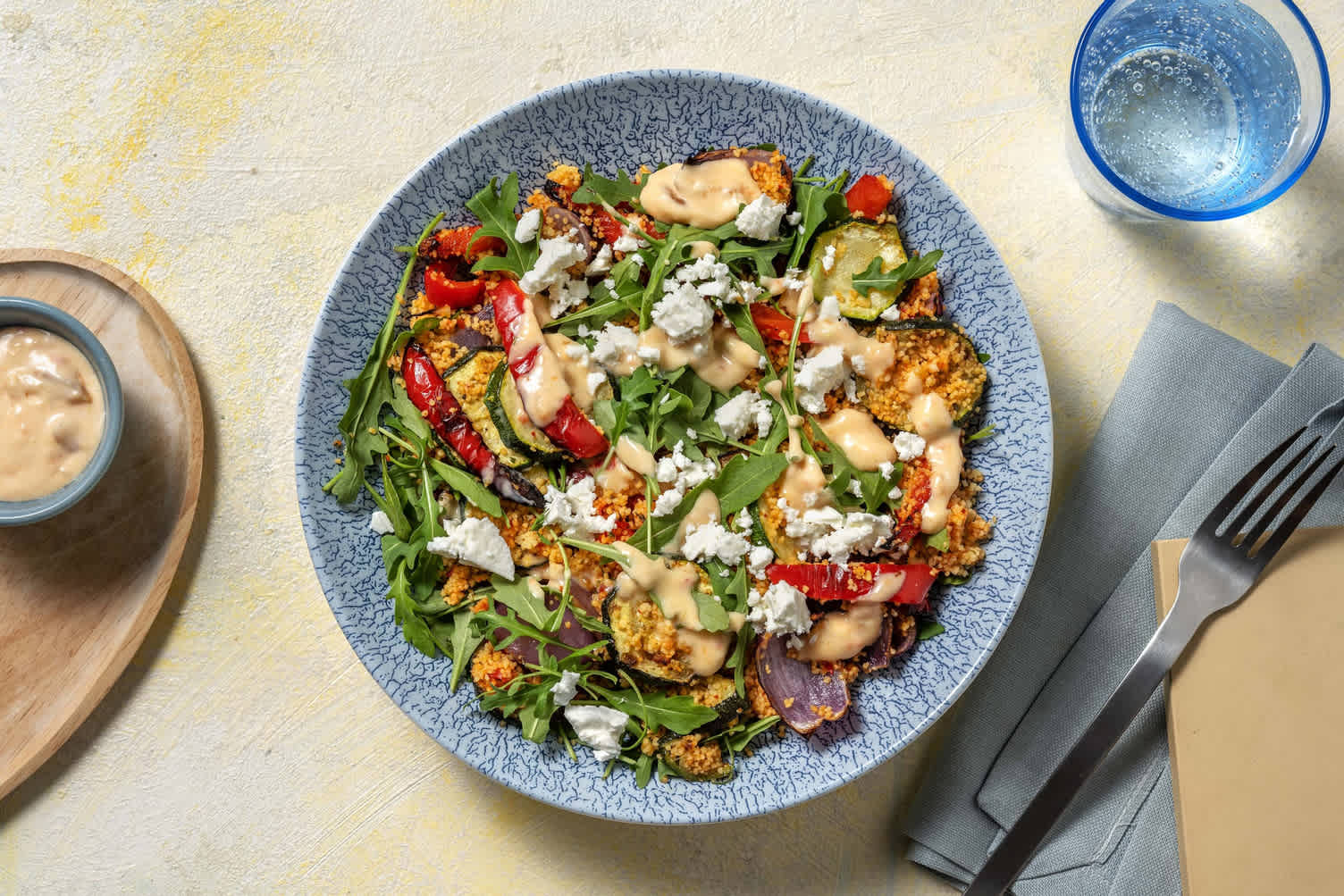 Couscous-Salat mit Pfirsich-Ajvar-Dressing