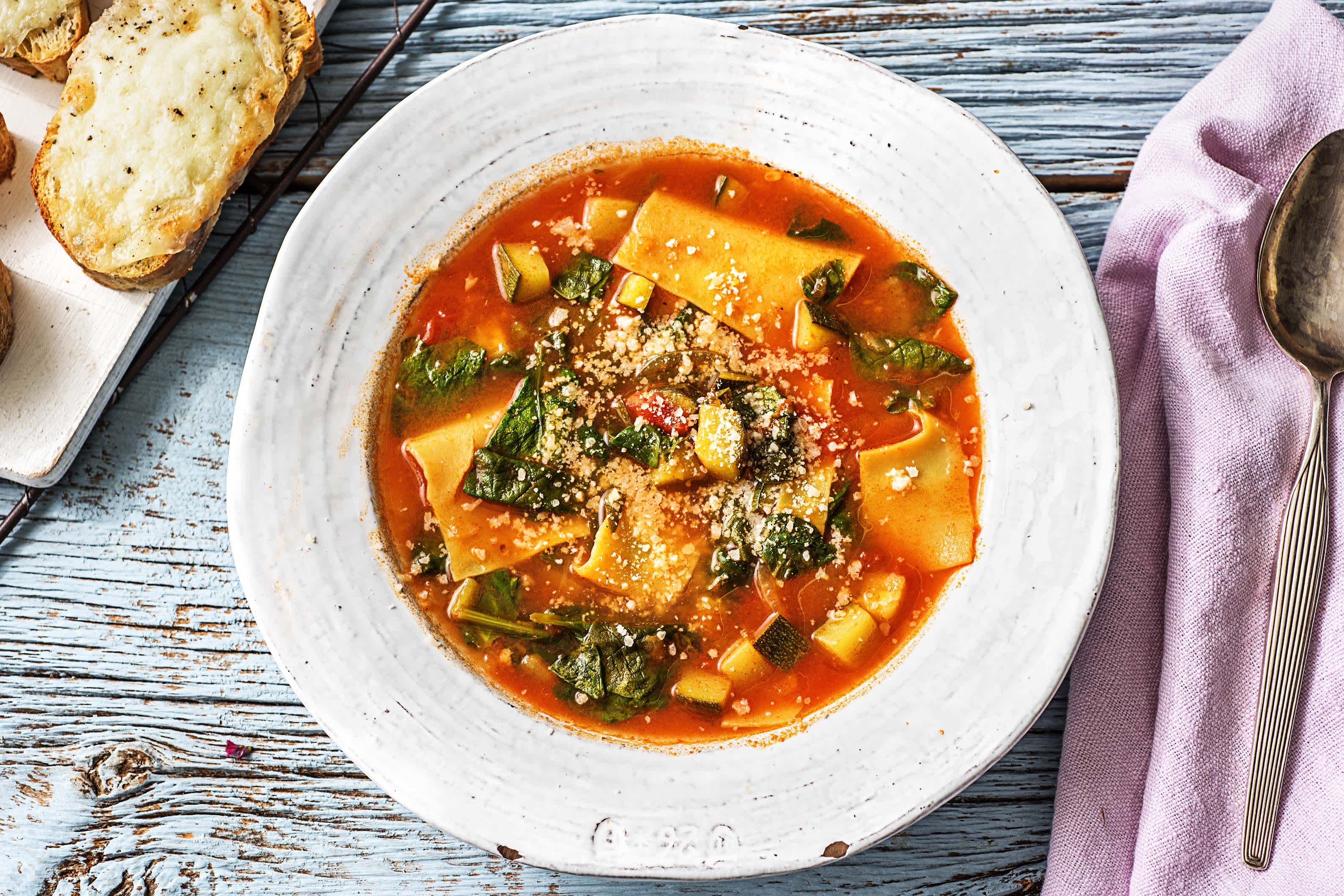 Frühlingshaft: Gemüse-Pasta-Suppe