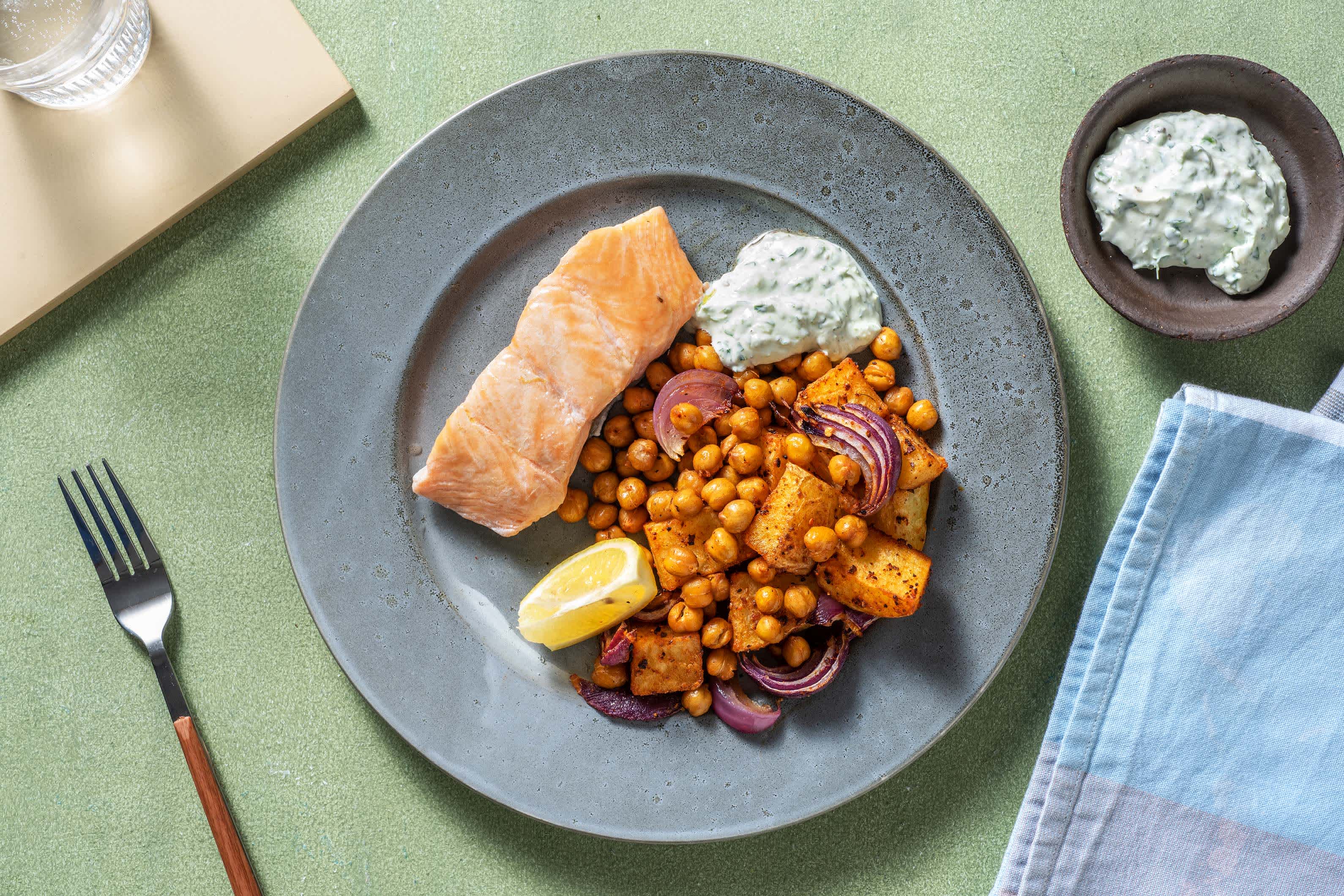 Gedämpfter Lachs mit Knoblauchdip
