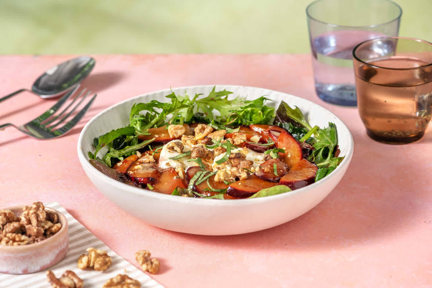 Gegrillter Balsamico-Pflaumen-Salat mit Büffel-Mozzarella und Chili-Honig-Vinaigrette