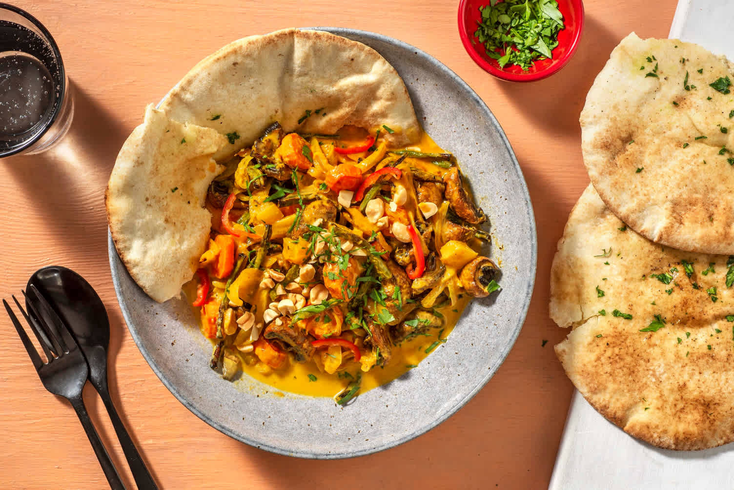 Gelbes Curry mit buntem Ofengemüse & Erdnüssen