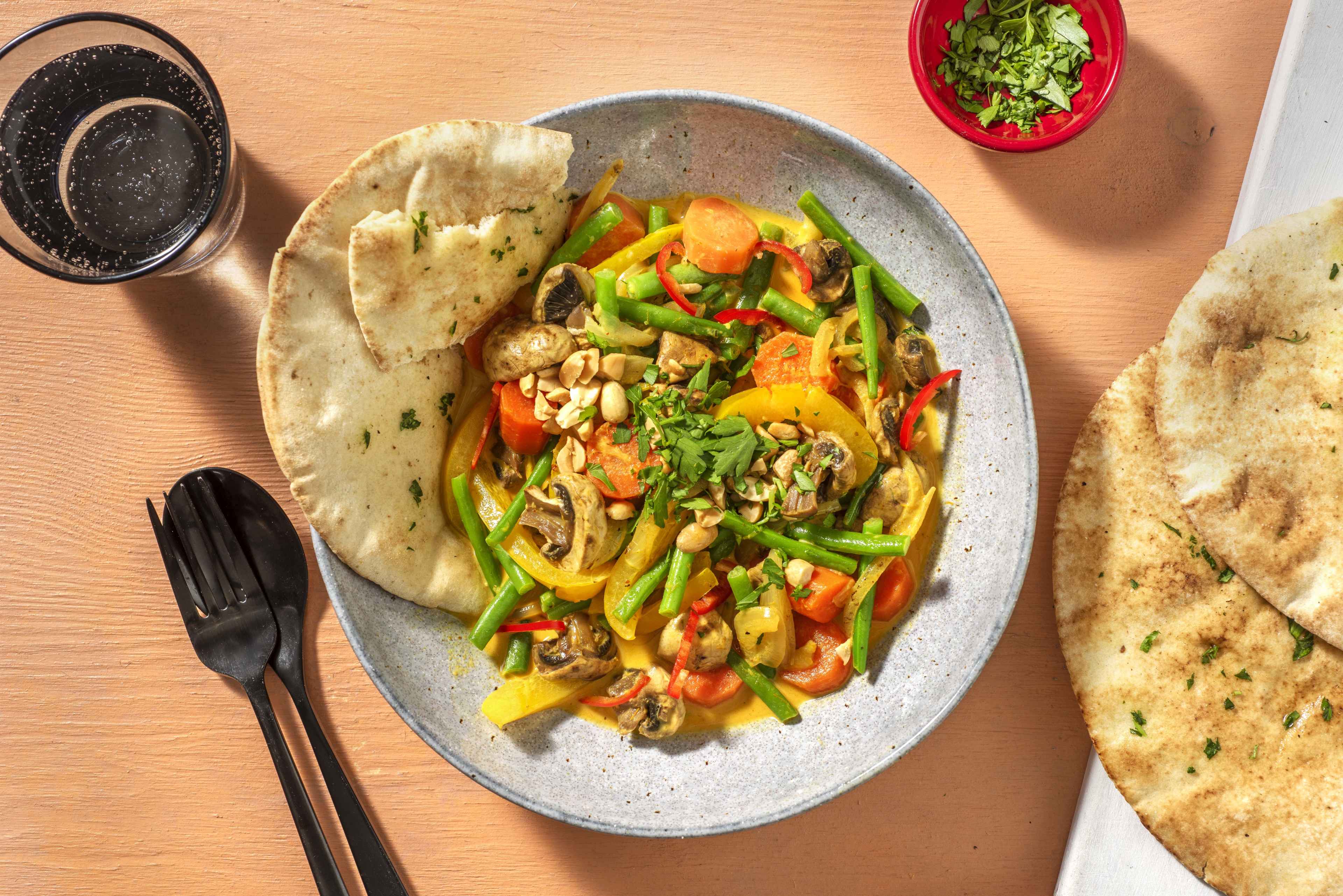 Gelbes Curry mit Varoma-Gemüse, Erdnüssen und Fladenbrot