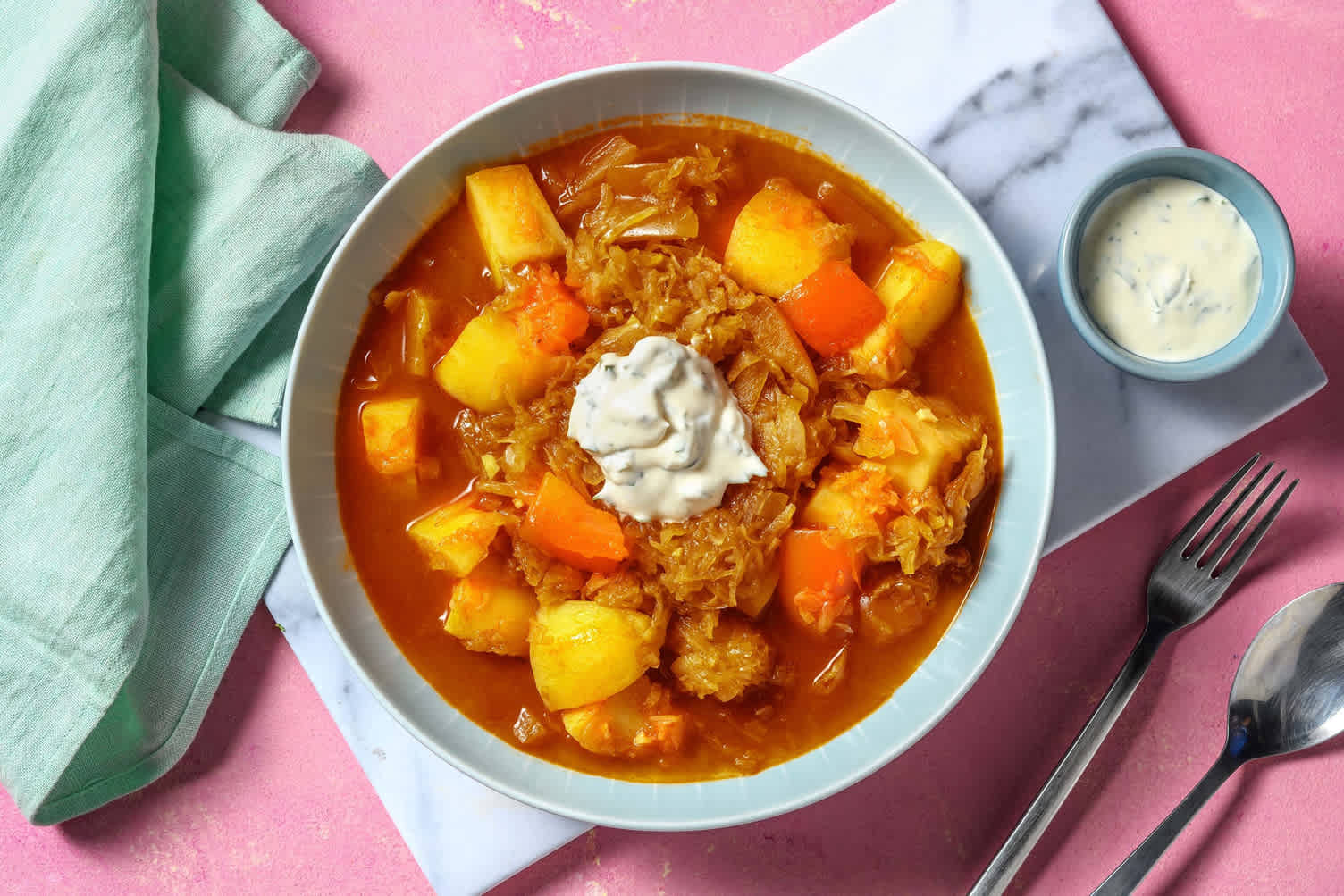 Gemüseeintopf mit Sauerkraut und Kräutercrème