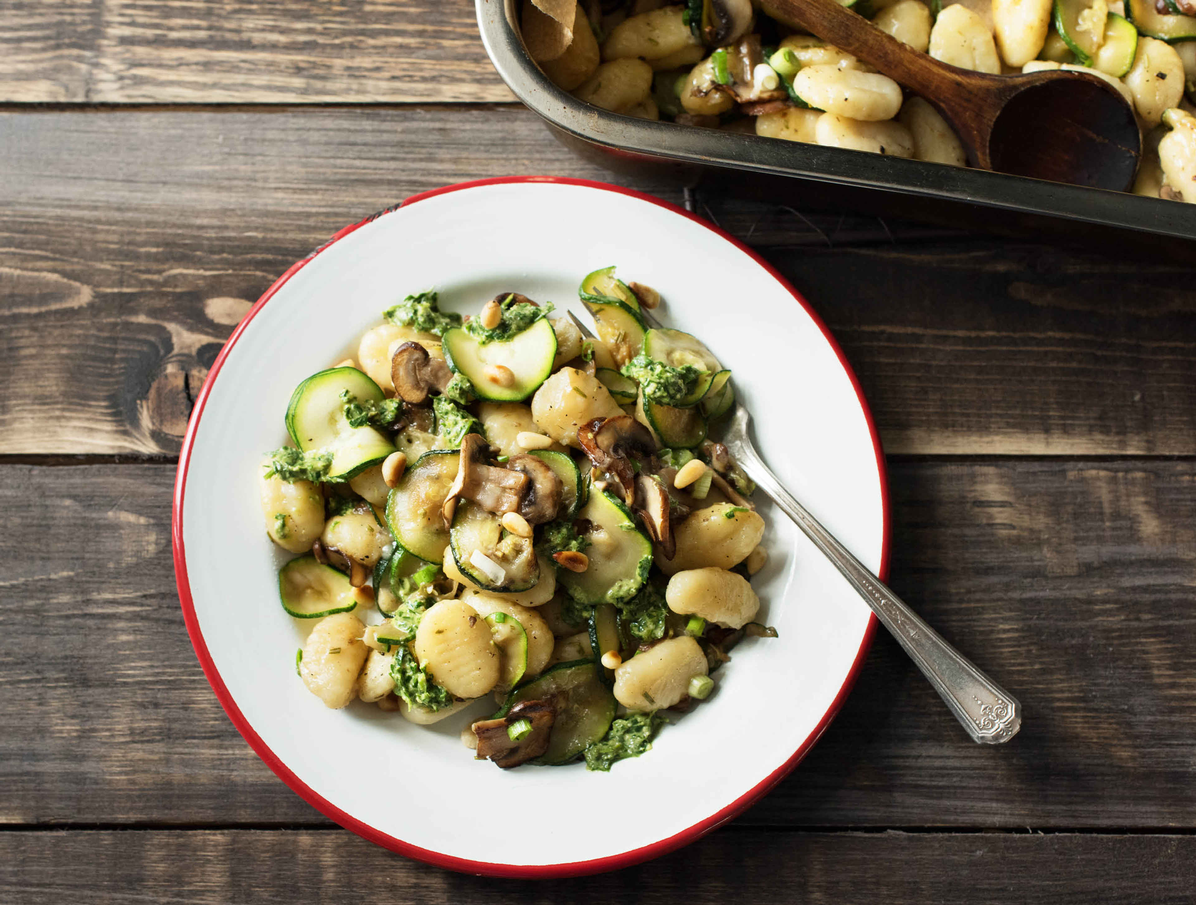Gnocchi uit de oven met courgette, grana padano en pesto Recept