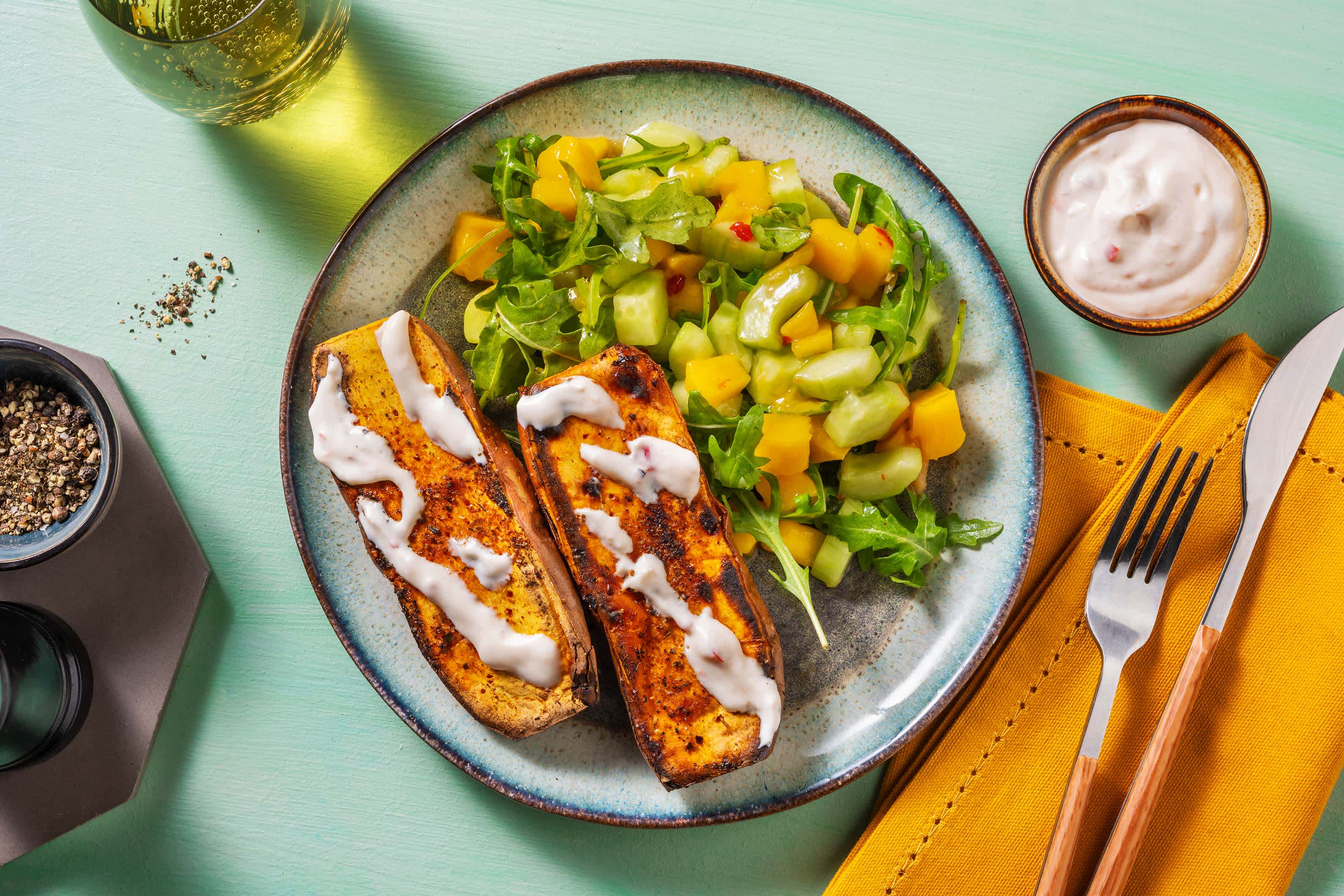 Mango-Gurken-Salat mit Ofen-Süsskartoffel