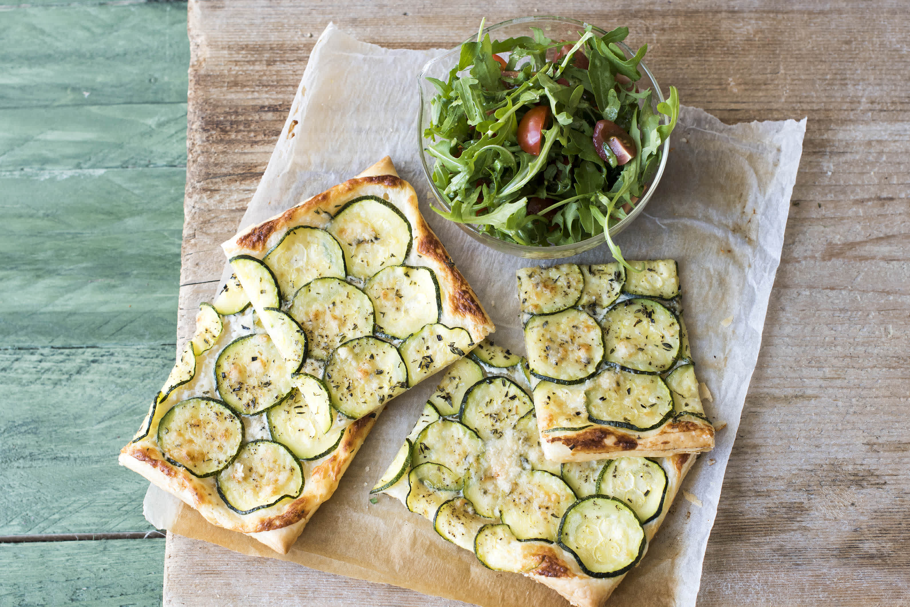 Mediterrane Zucchini-Tarte mit Ziegenfrischkäse und Kräutern, Rezept ...