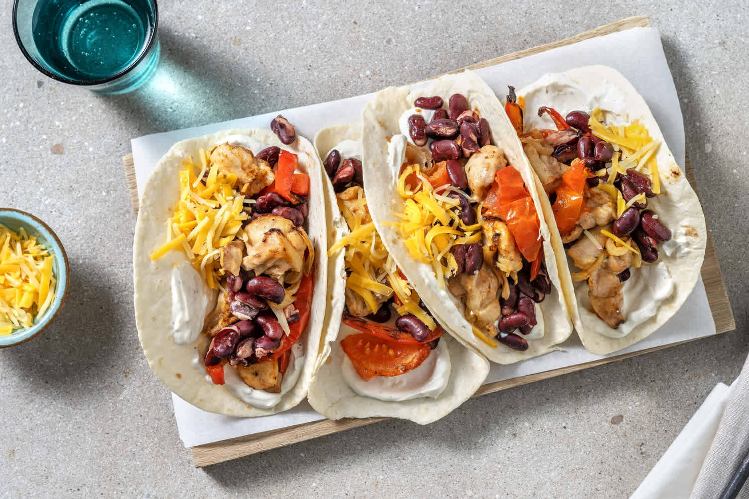 One-Tray-Fajitas mit Hähnchen &amp; Knoblauchdip Rezept | HelloFresh