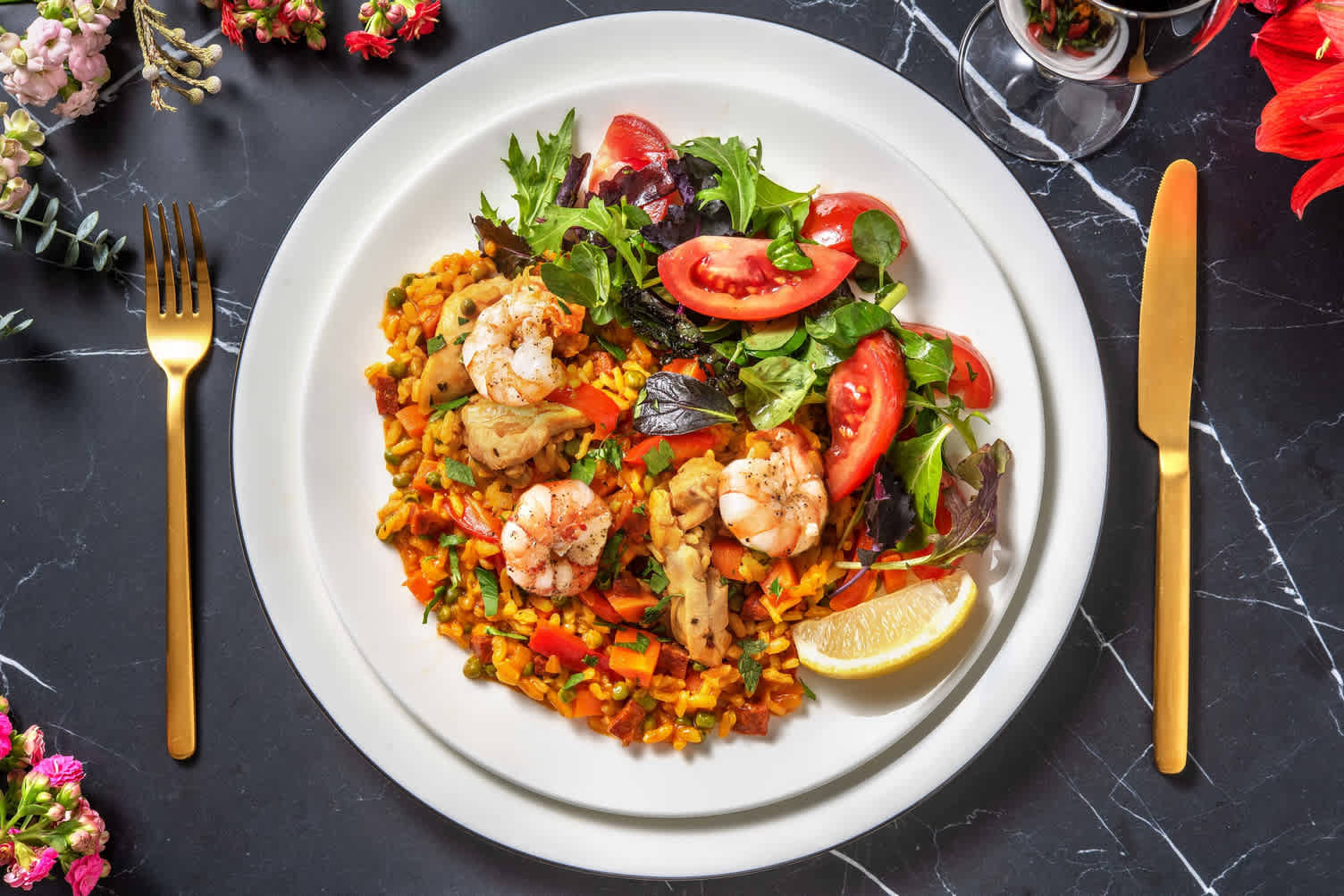 Paella met grote garnalen en kippendij