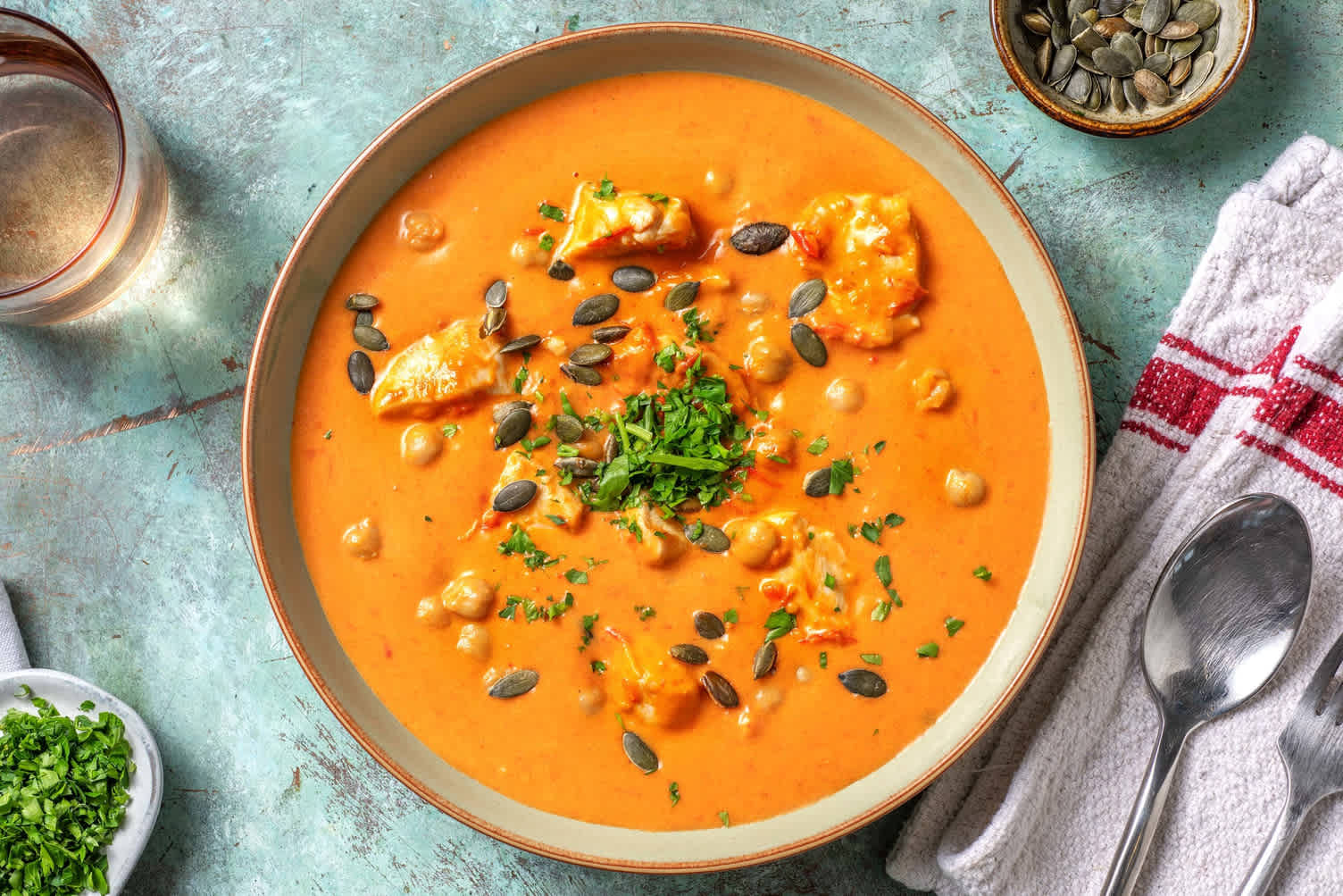 Pikanter Hähncheneintopf mit Kichererbsen Rezept | HelloFresh Pikanter Hähncheneintopf mit Kichererbsen Rezept | HelloFresh