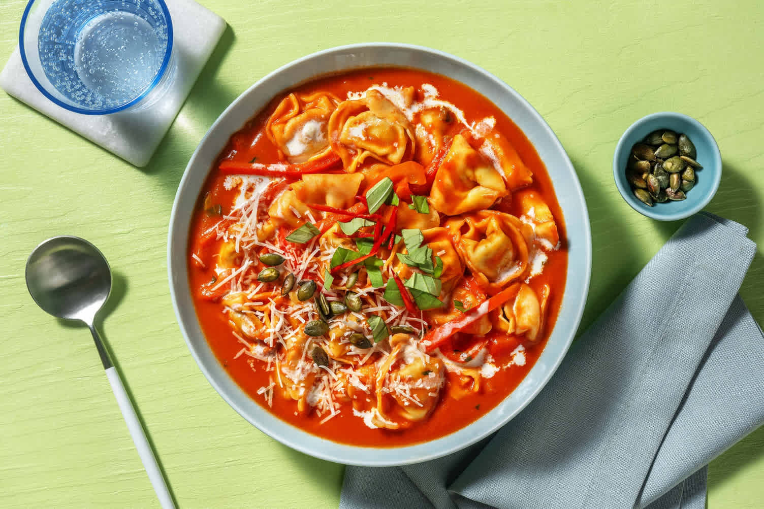 Ricotta-Tortellini in Paprika-Tomaten-Suppe