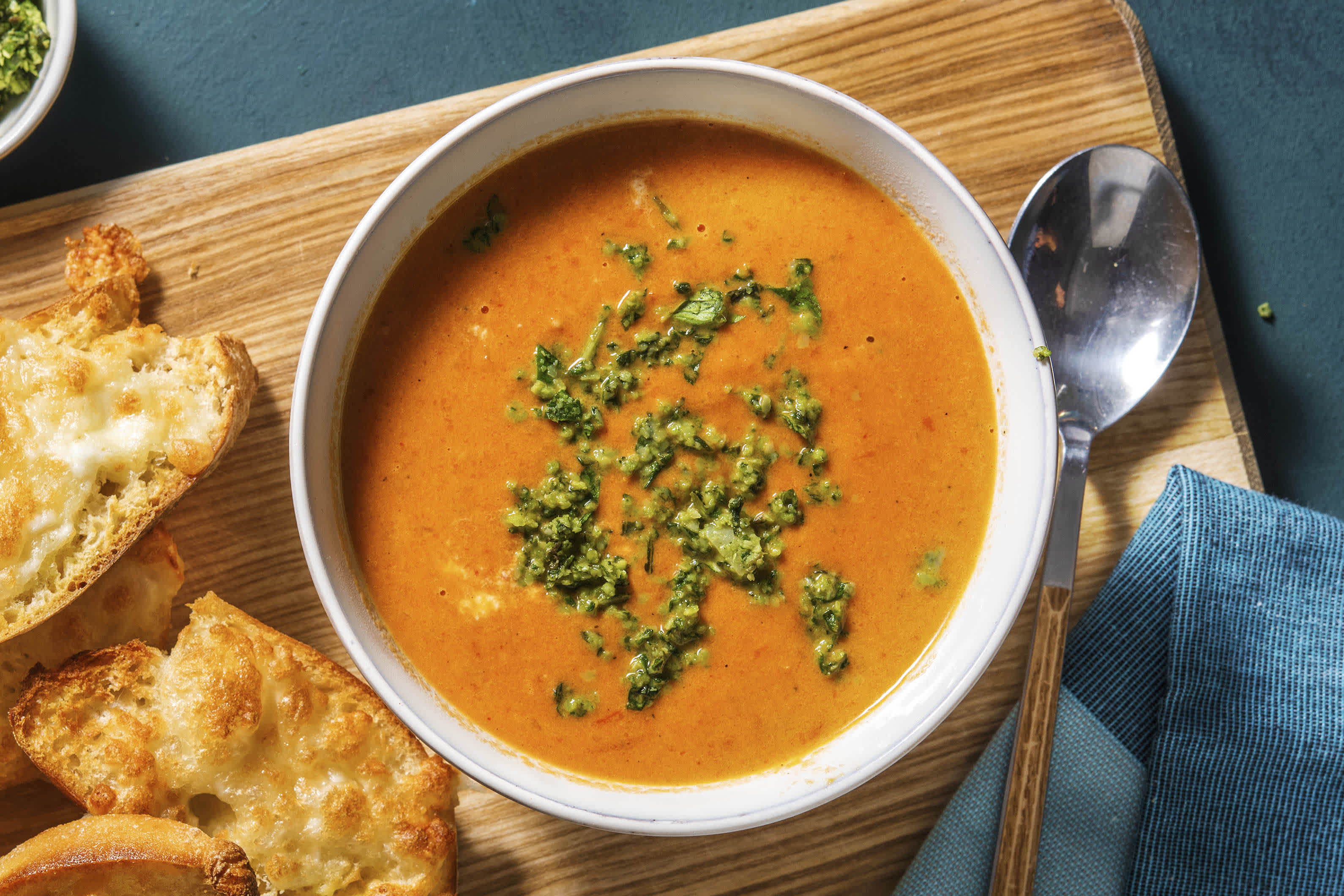 Scharfe Tomaten-Paprika-Suppe Rezept | HelloFresh