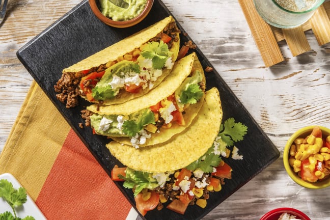 Mexicaanse taco's met gehakt en avocado-fetasaus