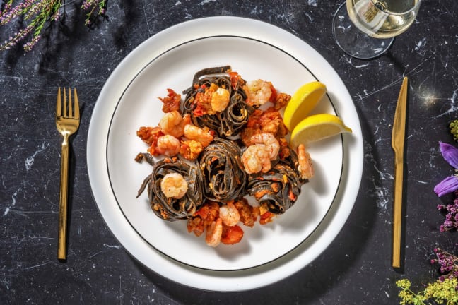 Zwarte tagliatelle met grote garnalen