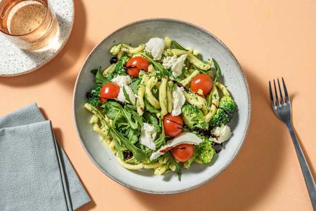 Pastasalat mit Frühlingskräuter-Dressing