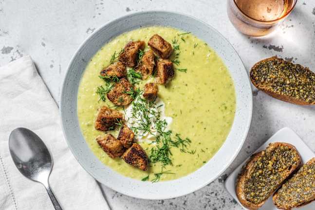 Courgette-preisoep met pesto-crostini's