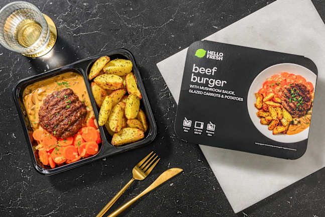Runderburger met champignonsaus en aardappelen